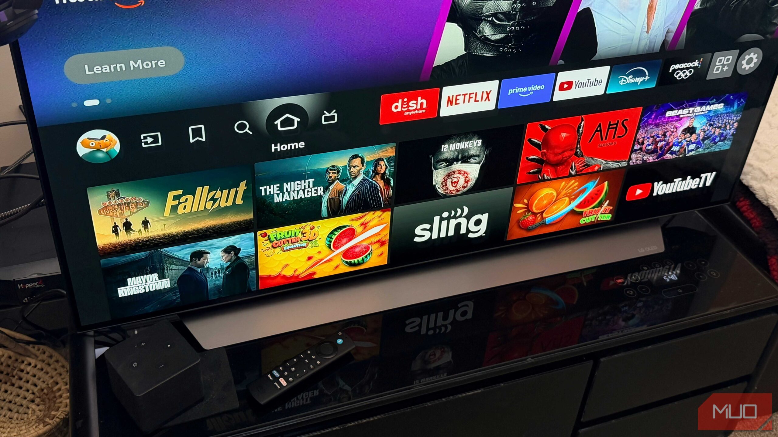 یک دستگاه Amazon Fire TV Cube جلوی تلویزیون