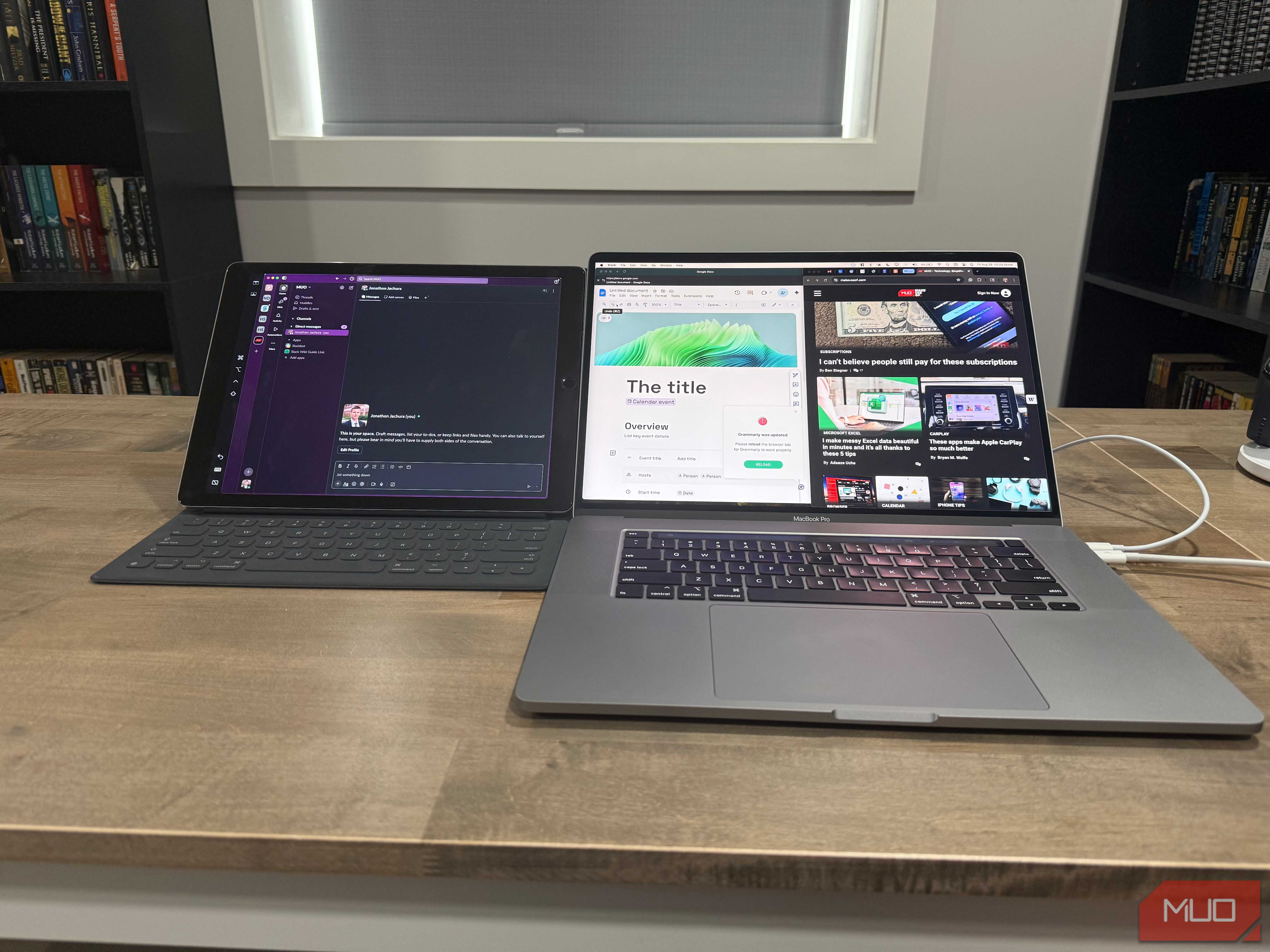 نسخهٔ اول iPad Pro همراه با MacBook Pro اینتل که به‌عنوان مانیتور دوم استفاده می‌شود