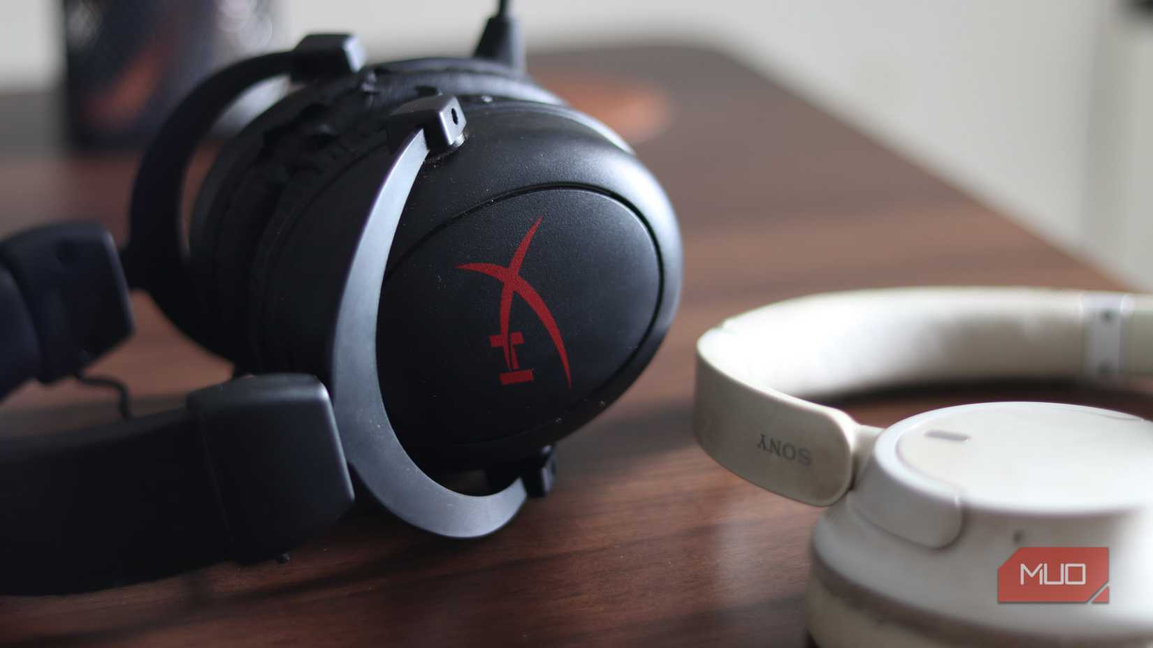 هدفون‌های HyperX و Sony روی یک میز.