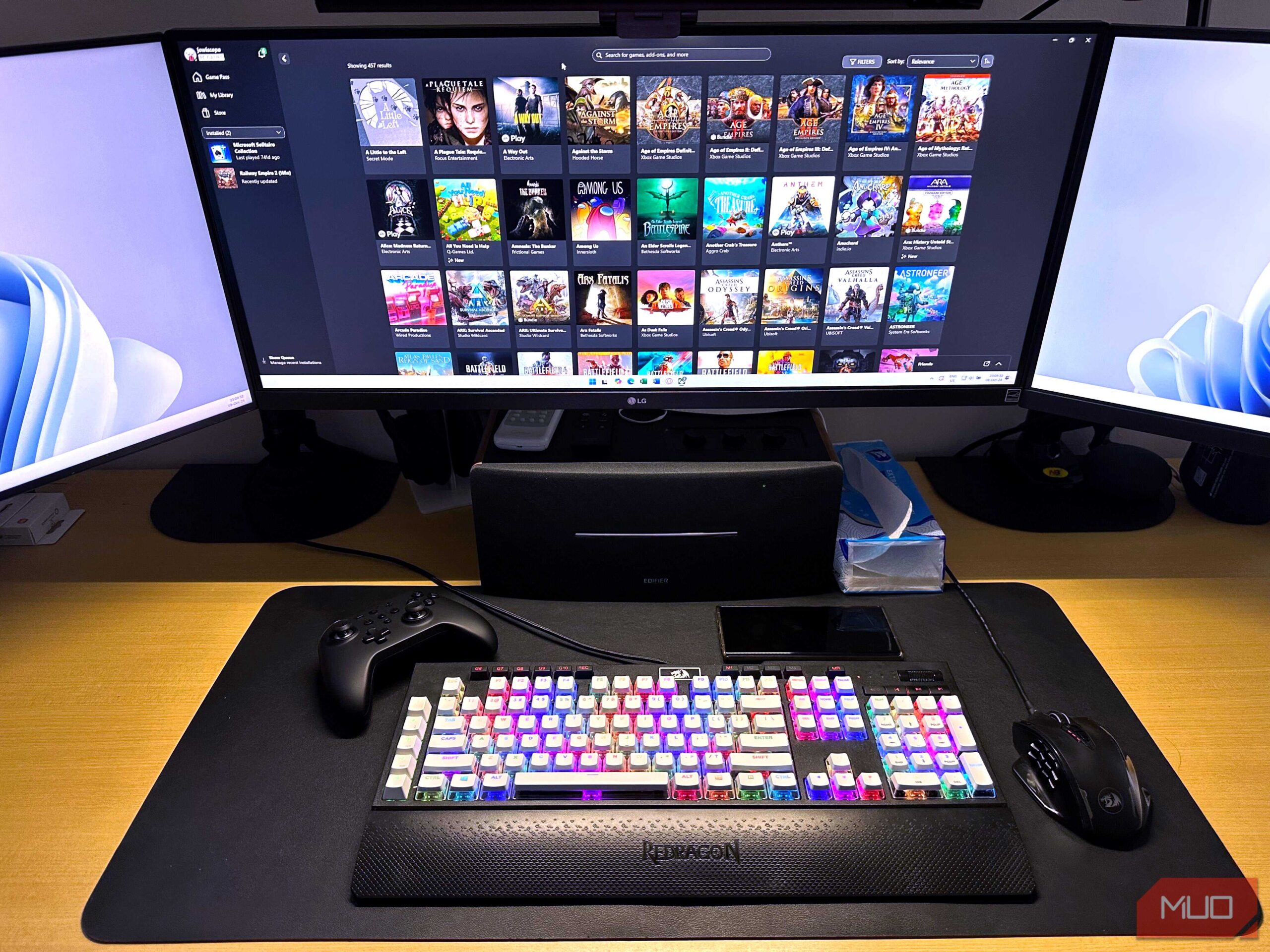 راه‌اندازی کامپیوتر سه‌مانتوره با صفحه‌کلید، ماوس و کنترلر روی میز