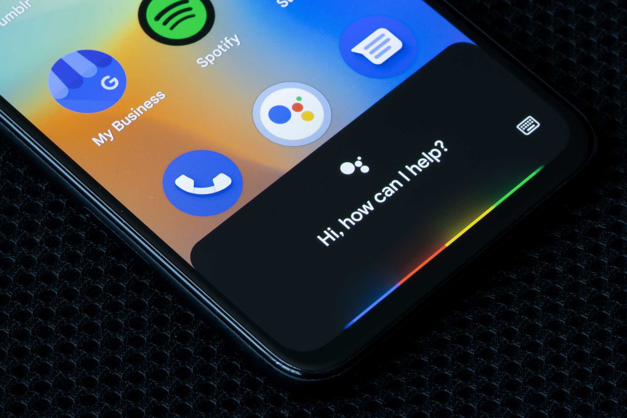 دستیار گوگل در حال اجرا بر روی یک گوشی اندروید