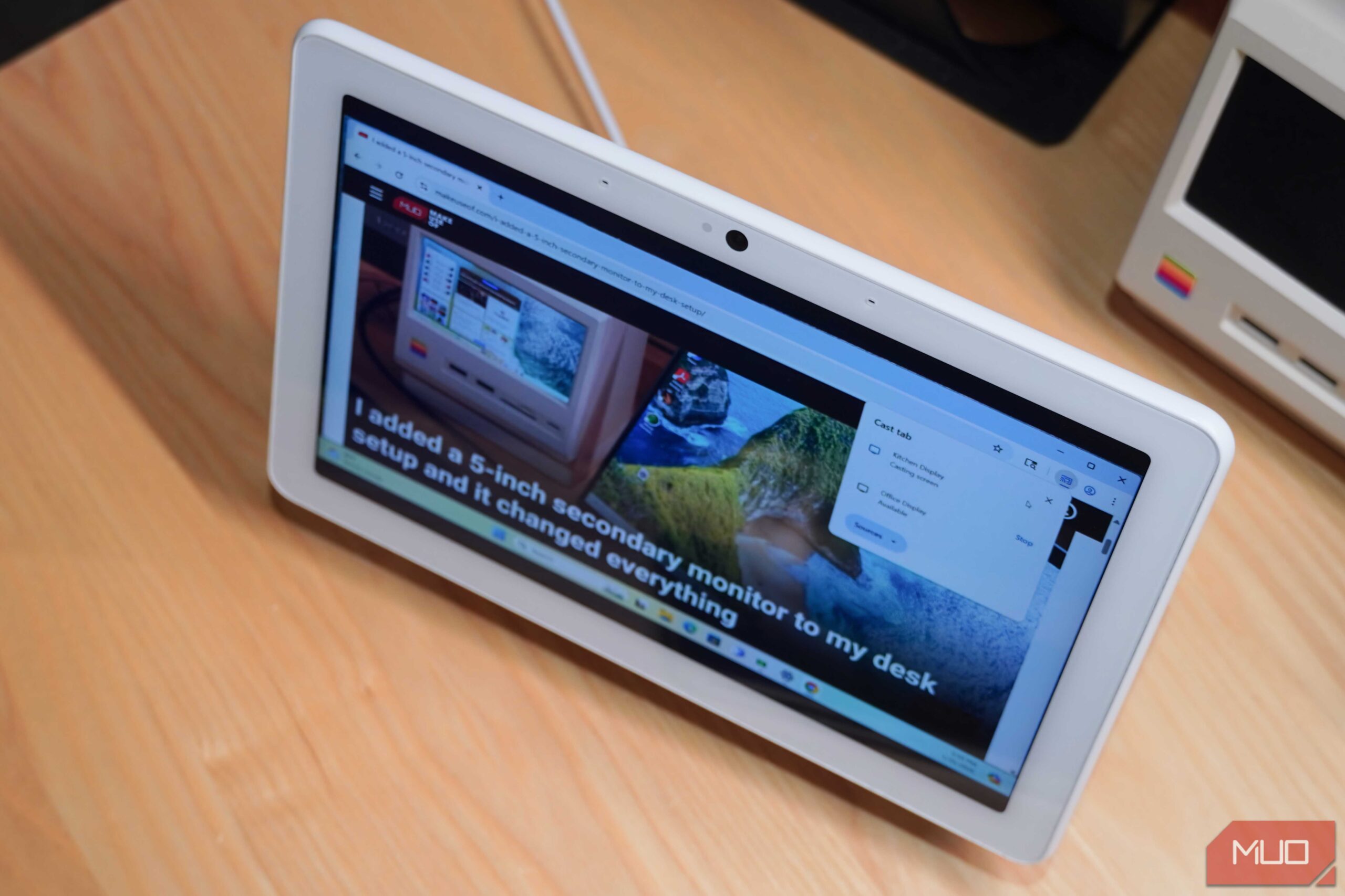 یک مقاله از MakeUseOf روی نمایشگر هوشمند Google Nest Hub Max نمایش داده می‌شود.