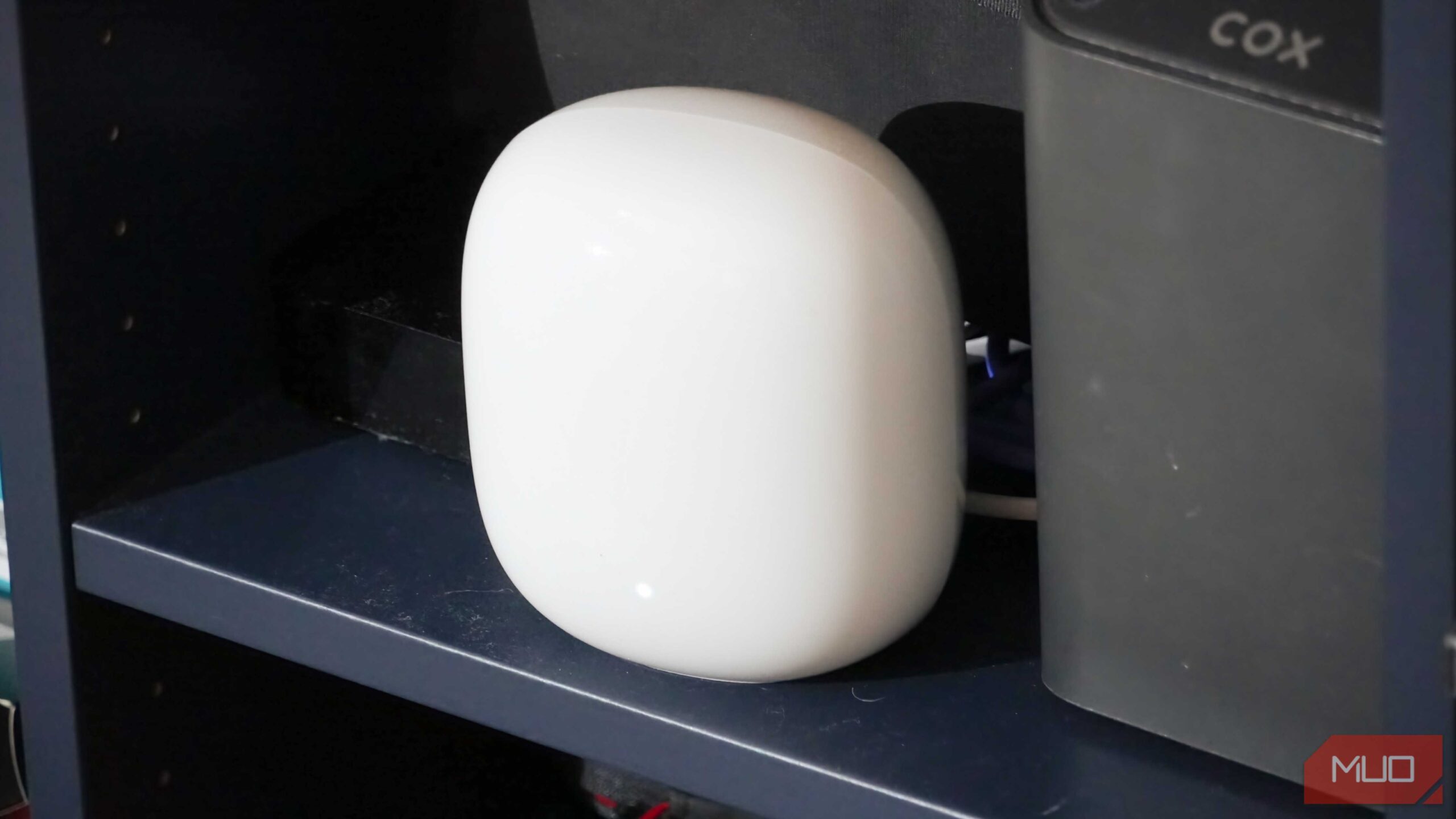 Nest Wi‑Fi Pro متصل به کنار ترکیب مودم/روتر Cox