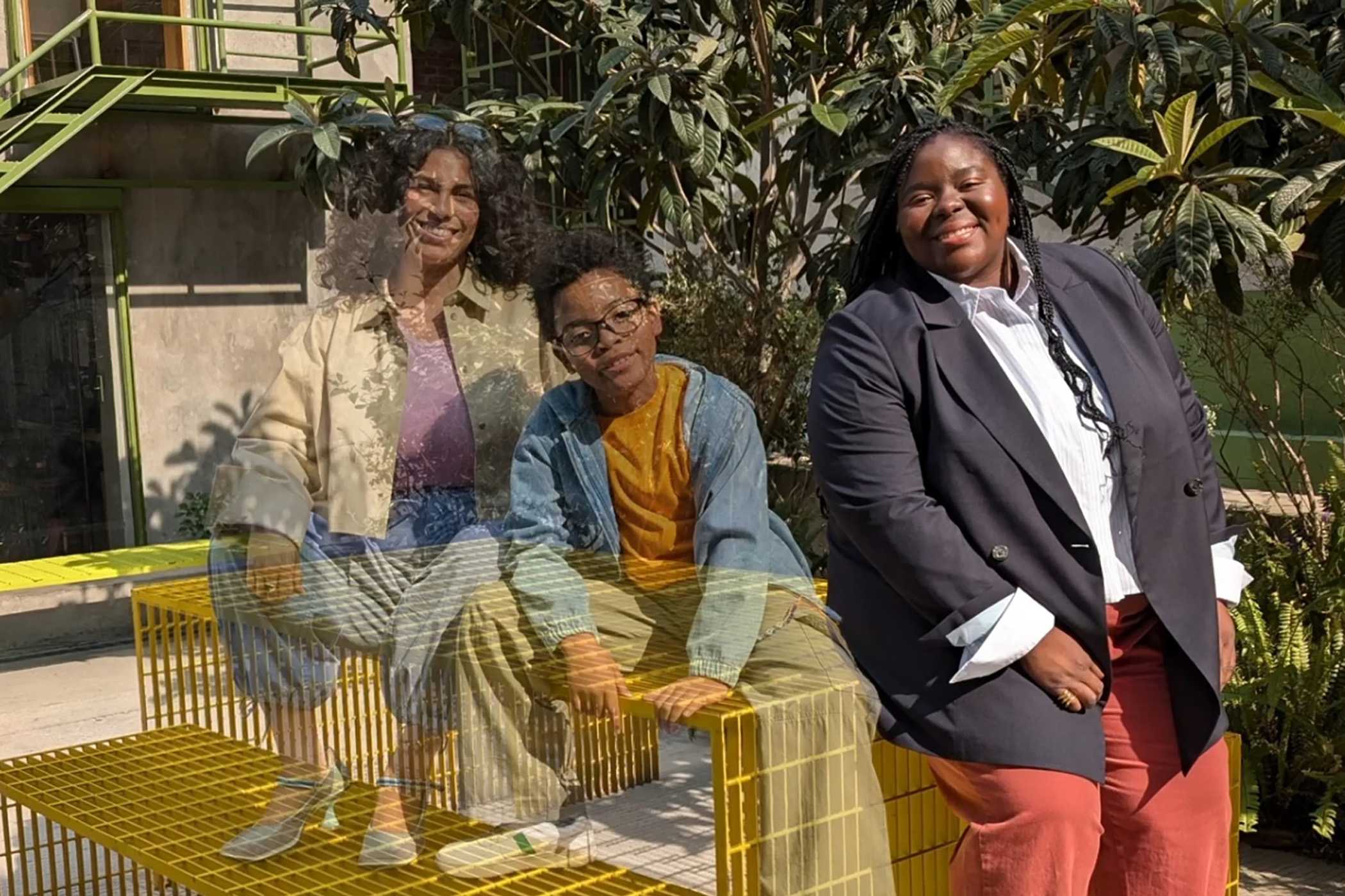 دو نفر در یک تصویر به‌طور محو شده، سوم متمرکز است.