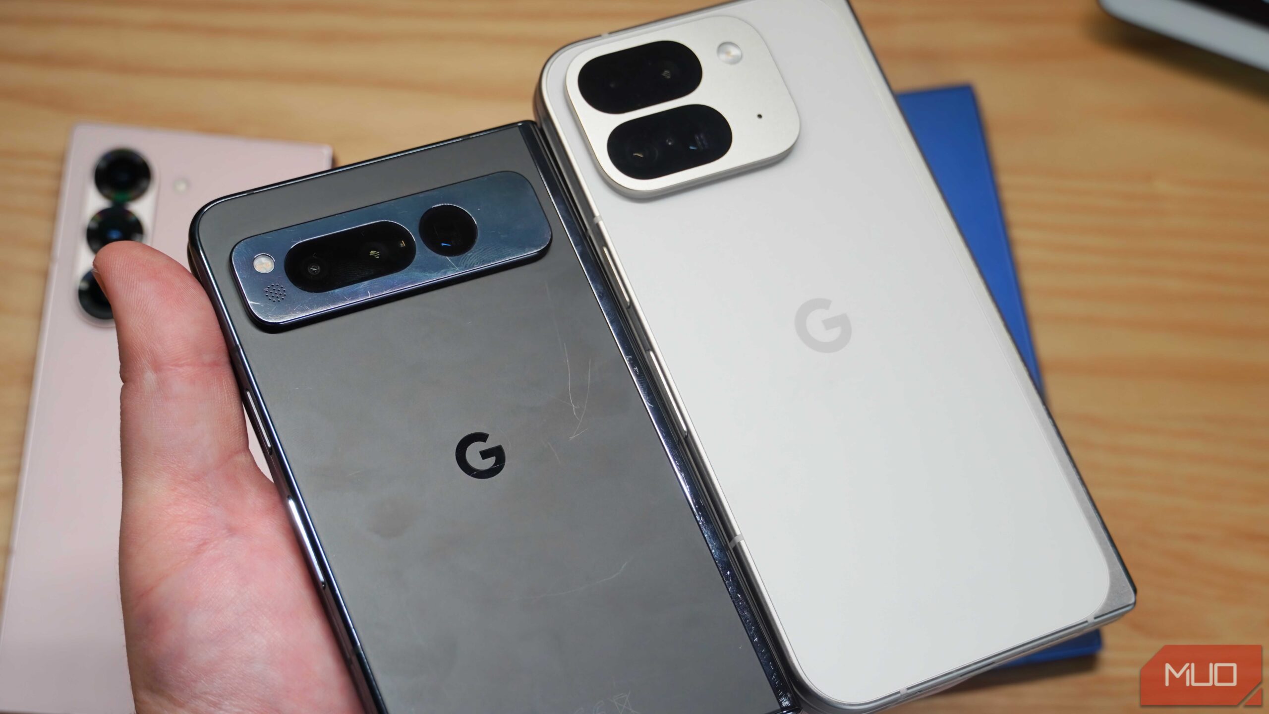 Google Pixel Fold کنار Google Pixel 9 Pro Fold.