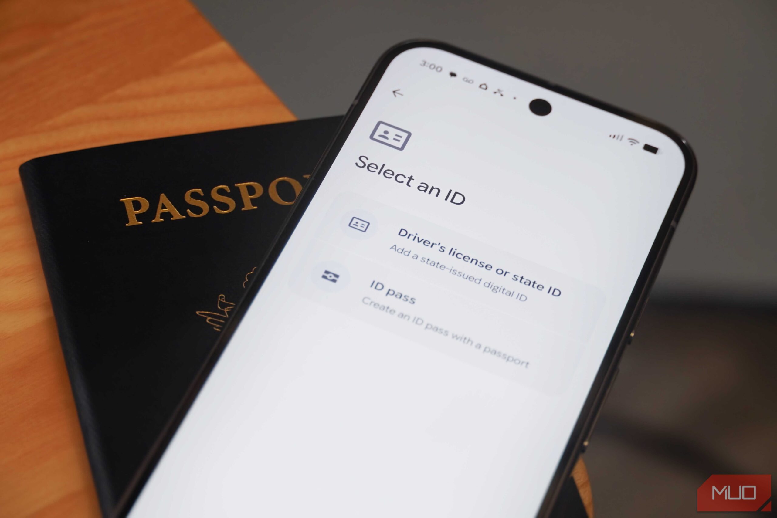 Google Wallet بر روی یک تلفن Android بالای پاسپورت.