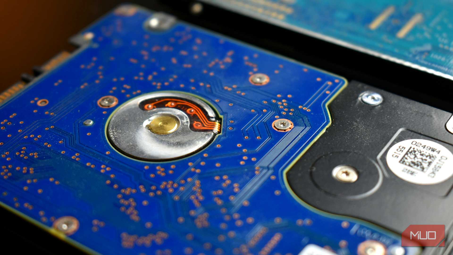 صفحه زیرین هارد دیسک که جزئیات برد مداری را نشان میدهد.