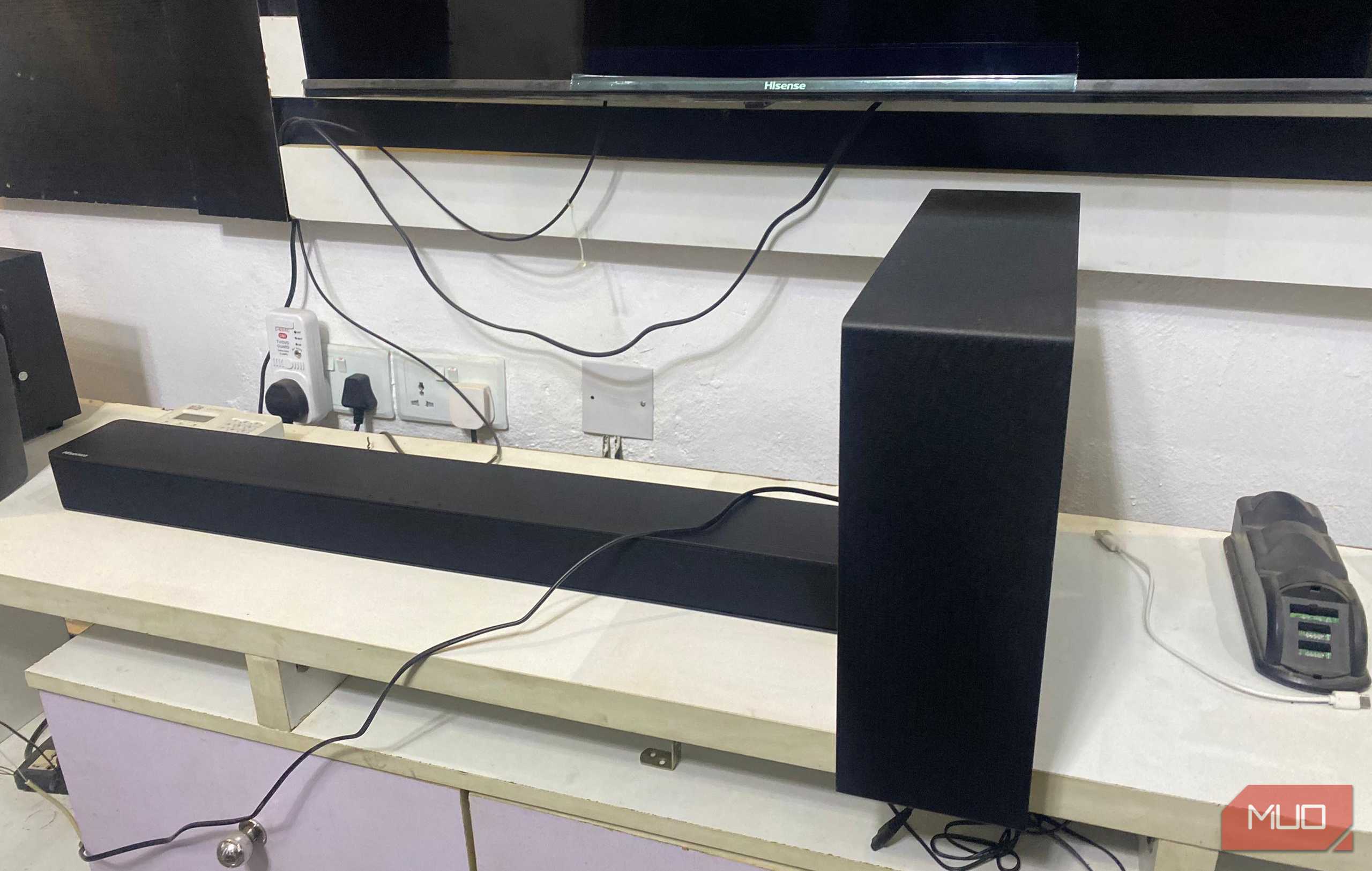 بار صوتی Hisense HS2100 و سابووفر بهصورت کنار هم