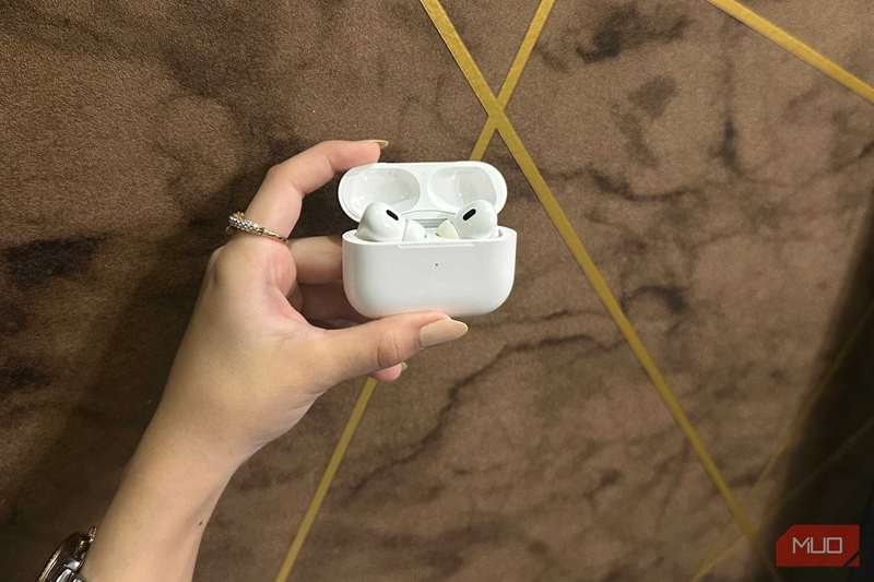در حال نگه داشتن کیف AirPods Pro نسل دوم