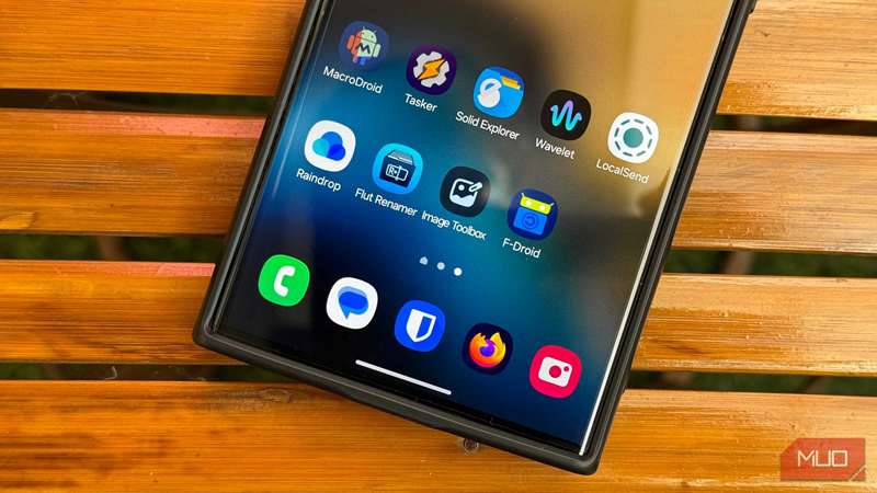 برنامه‌های اندروید روی صفحه اصلی یک گوشی گلکسی