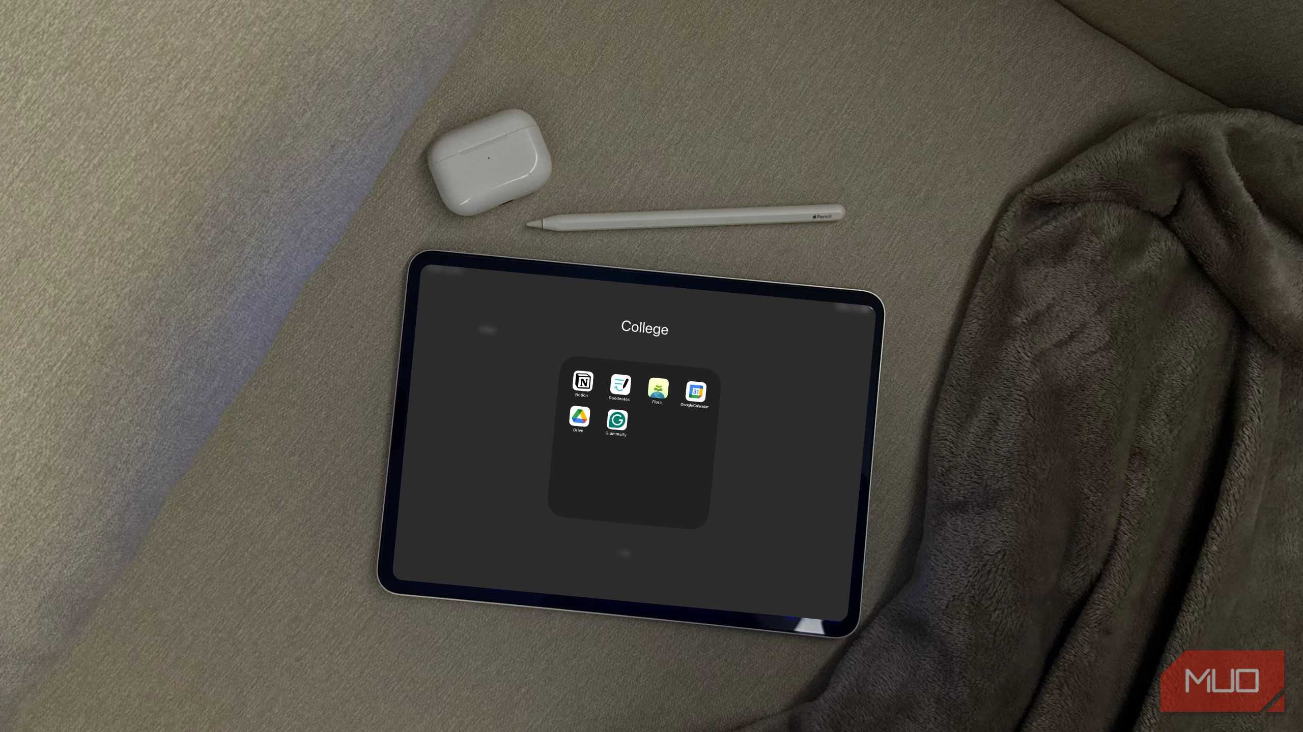 آی‌پد نمایش برنامه‌های مختلف کالج با Apple Pencil و AirPods