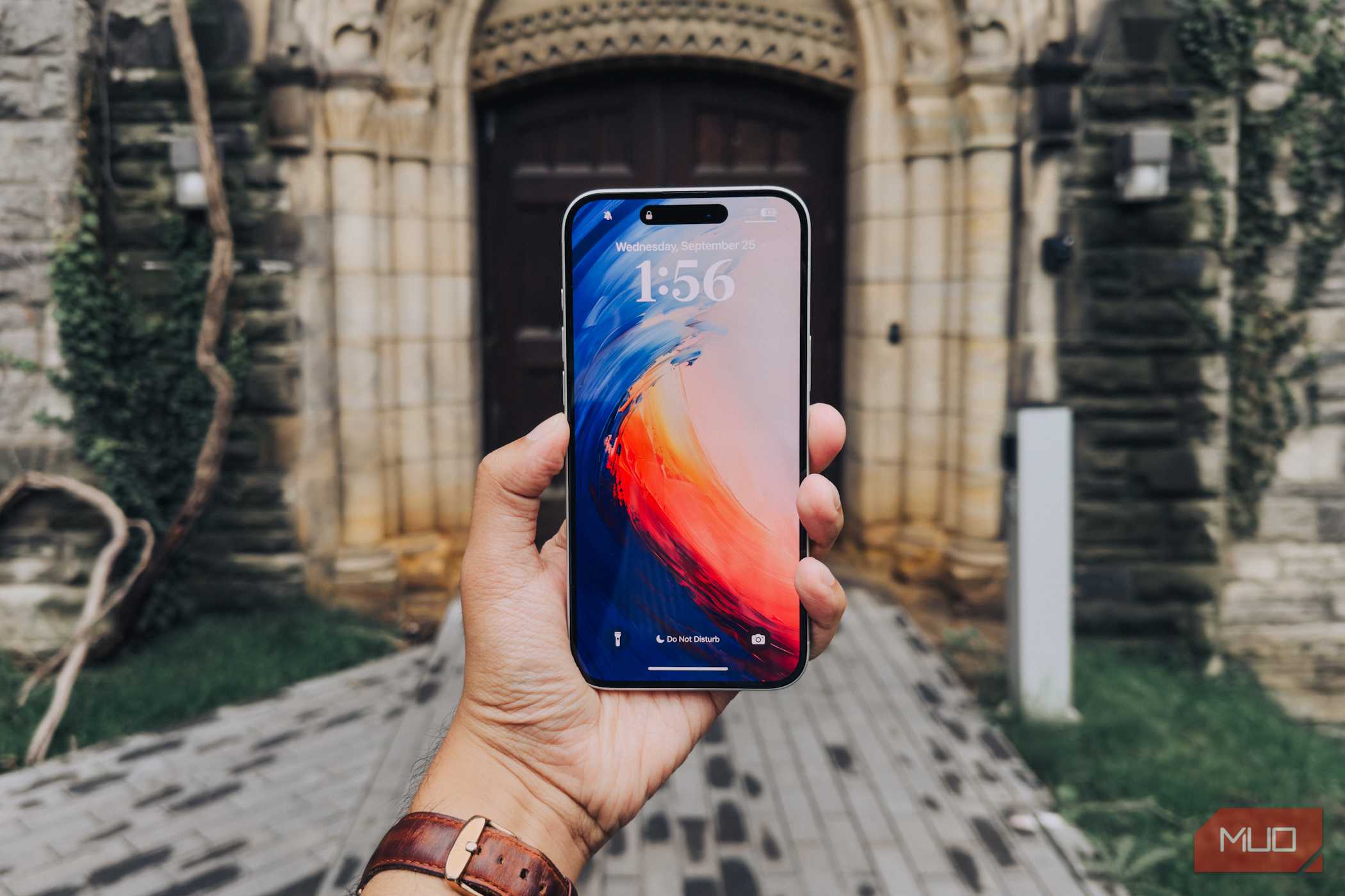 آیفون 16 Plus در دست، صفحه نمایش به سمت کناره