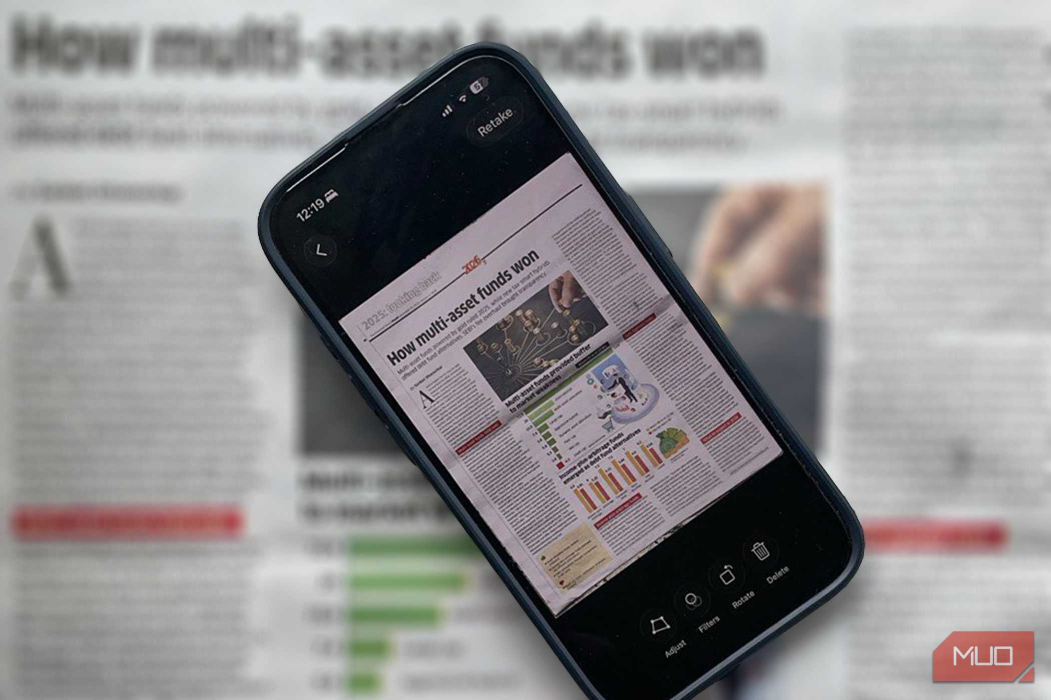 یک آیفون با اسکنر سند خود روی یک روزنامه.