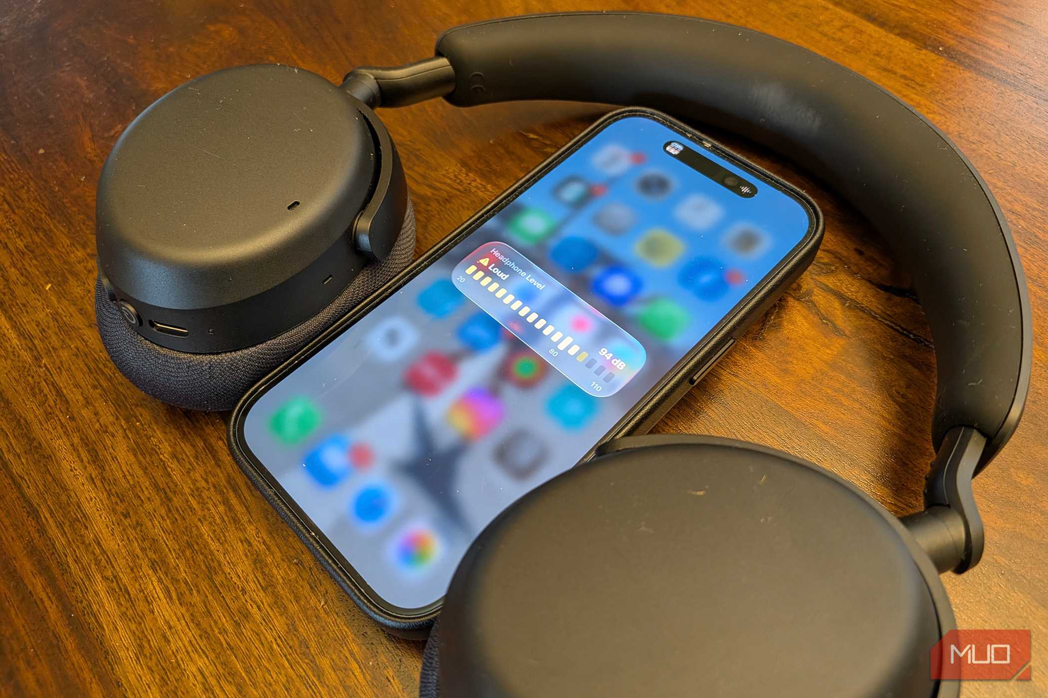 آیفون در مرکز هدفون‌ها که صدای بلندی را نشان می‌دهد.