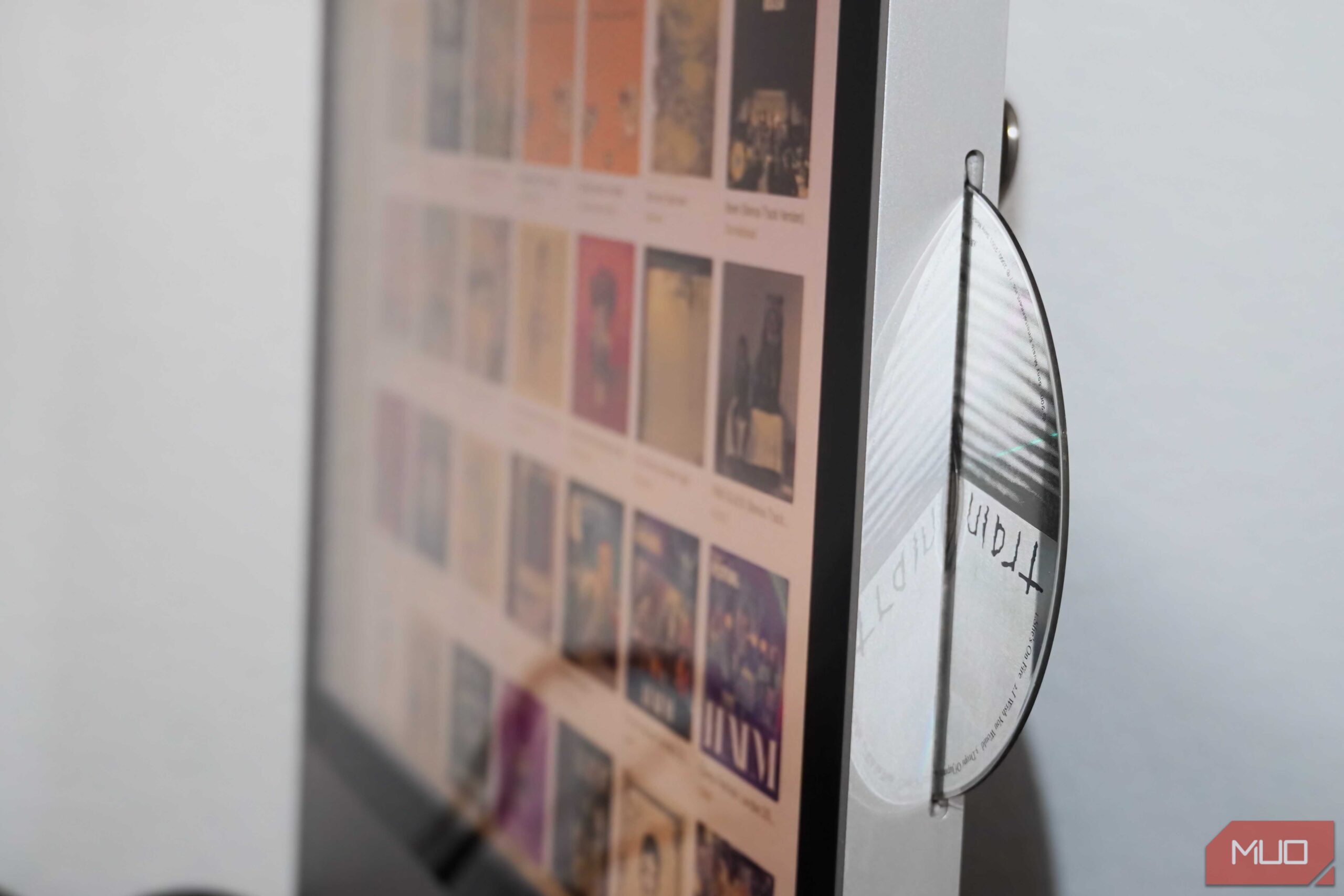 یک CD نیمه‌جایگذاری شده در یک iMac که iTunes را اجرا می‌کند.