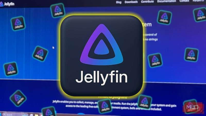 لوگوی jellyfin با پسزمینهٔ وبسایت jellyfin روی صفحهٔ کامپیوتر.