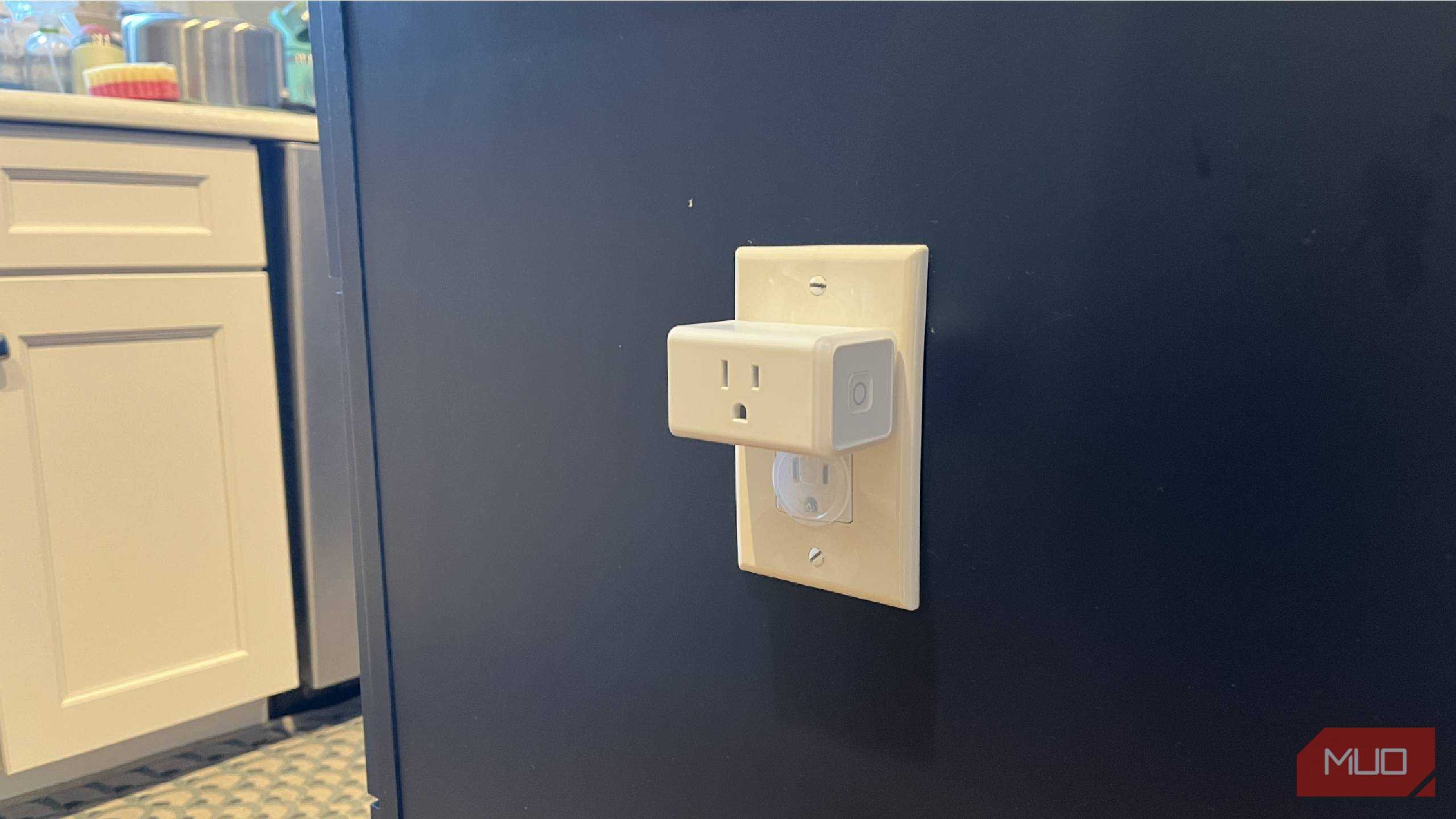 یک پریز هوشمند Kasa در یک خروجی جزیرهای نصب شده