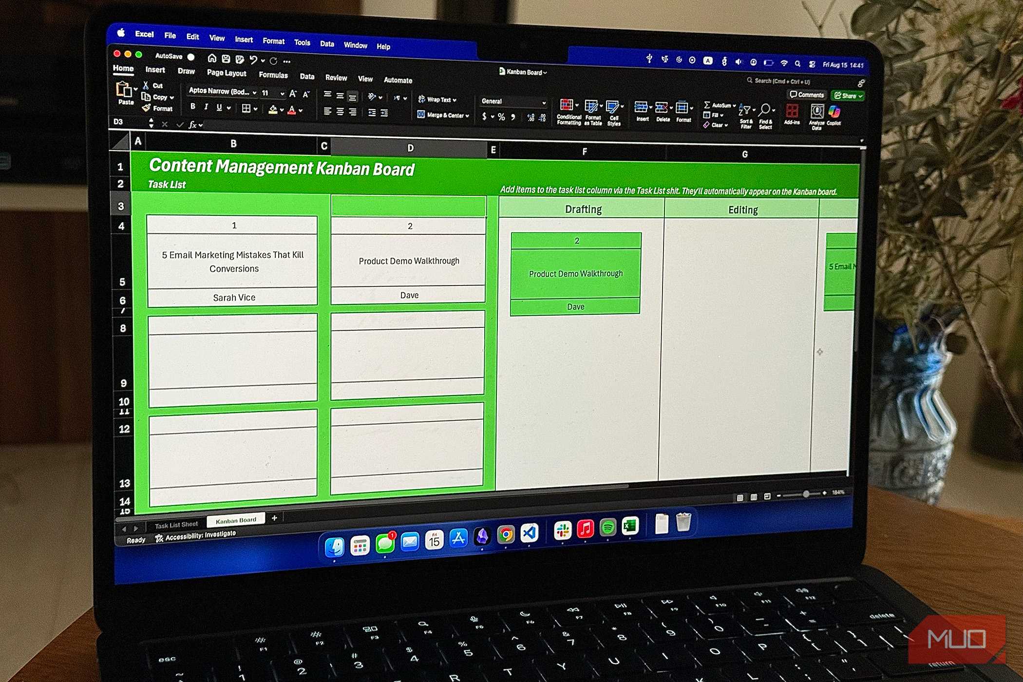 لپ‌تاپ نشان‌دهنده یک تخته کانبان کاربردی در مایکروسافت اکسل