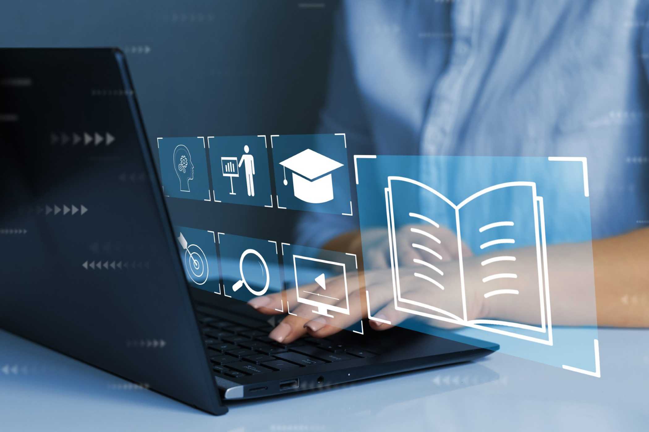لپ‌تاپ با آیکون‌های نشان‌دهنده یادگیری الکترونیکی و مدیریت دانش