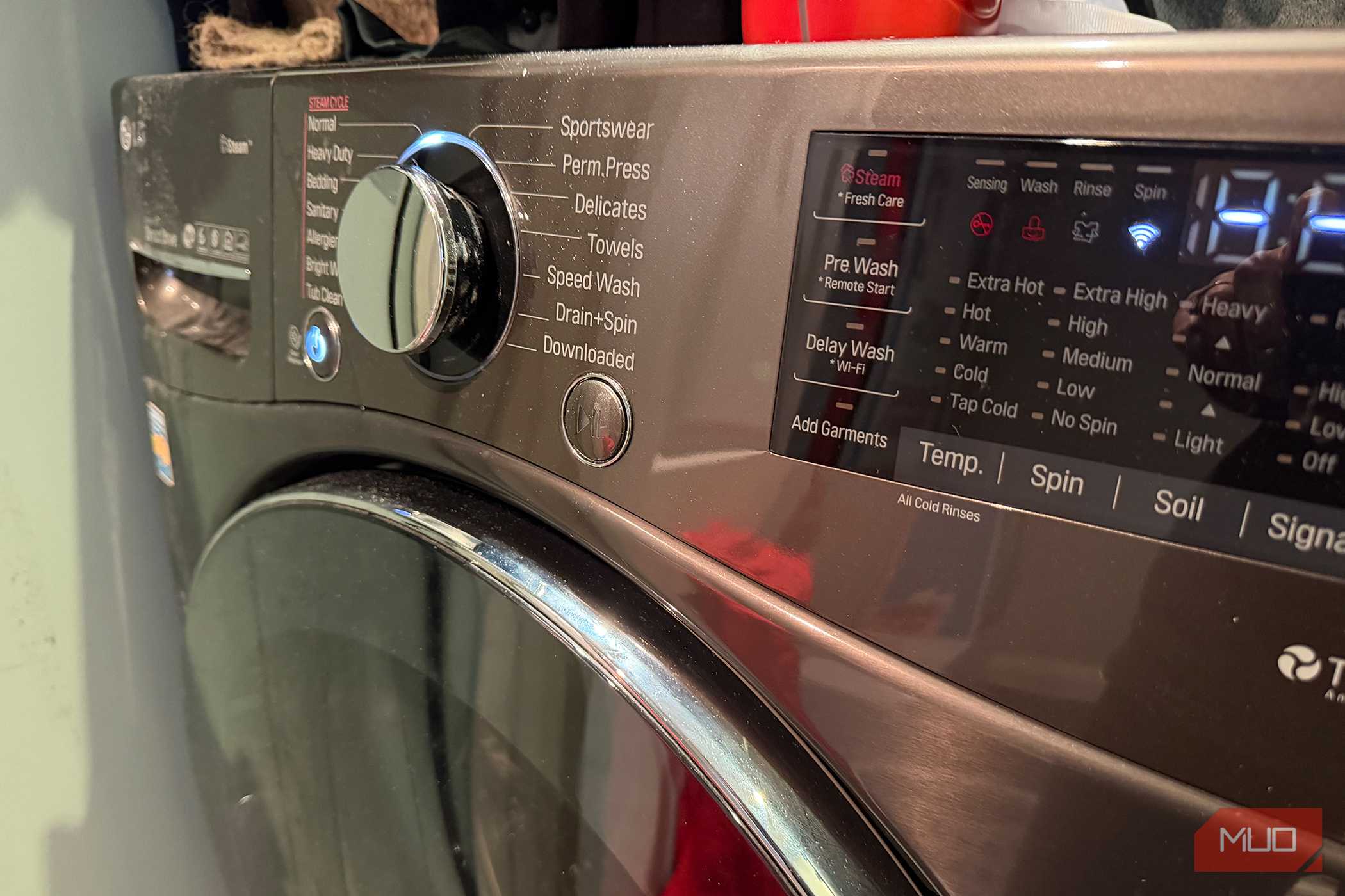 نمای جانب دکمه‌های ماشین لباسشویی LG.