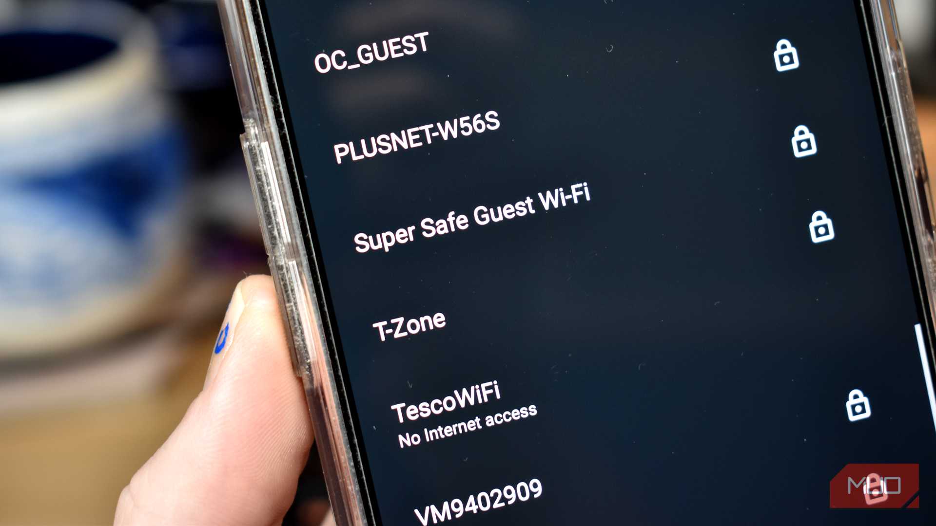 فهرست شبکه‌های وای‑فای روی صفحهٔ تلفن هوشمند.