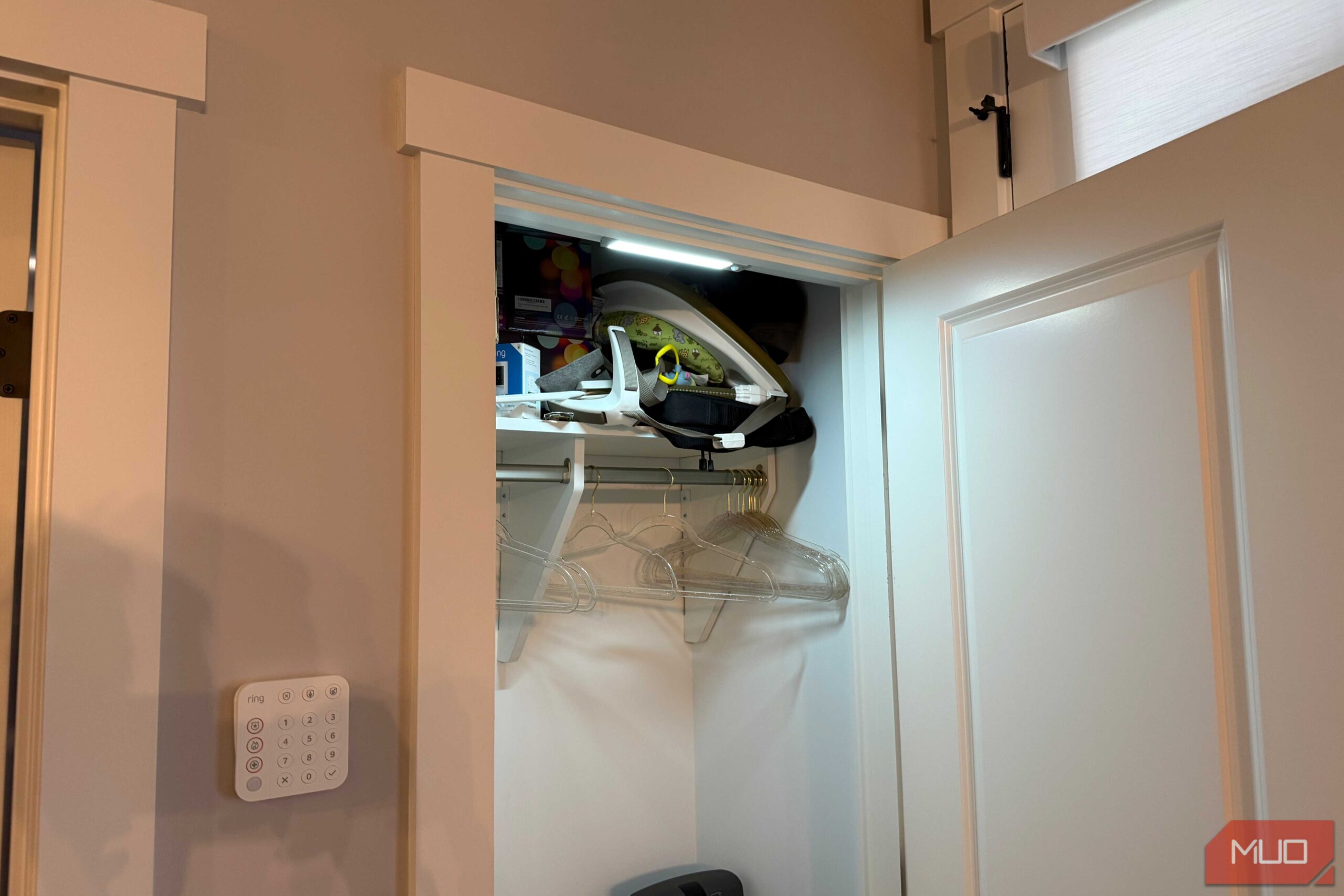 چراغ زیر کابینت MCGOR در مقابل کمد کت