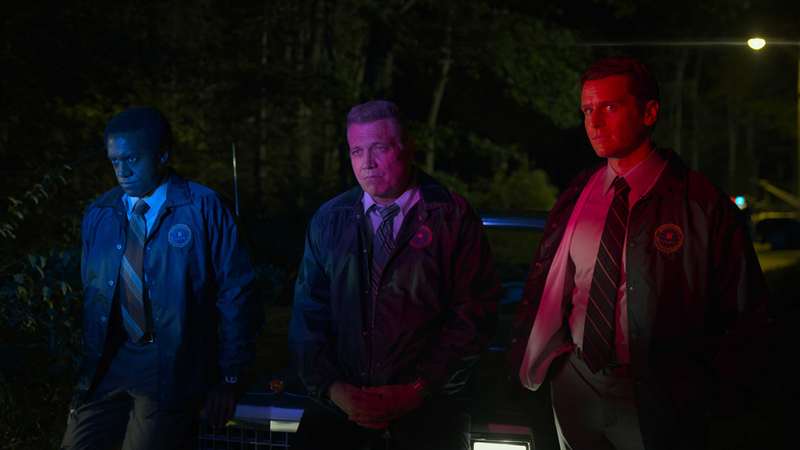 بیل و هولد تحت نورهای رنگی پلیس در Mindhunter