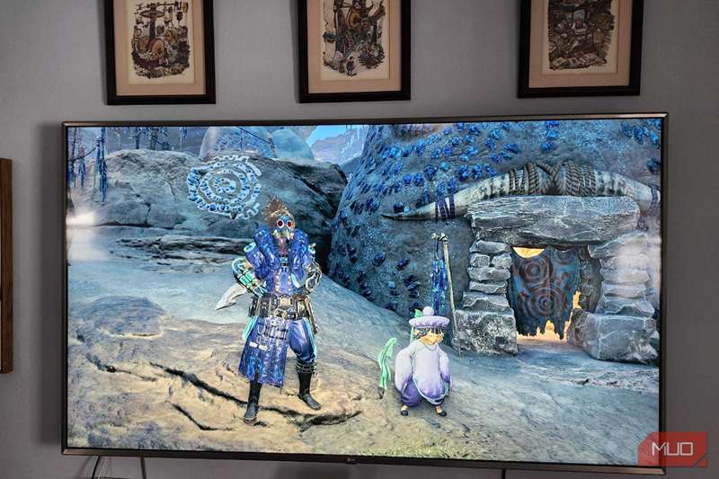 بازی Monster Hunter Wilds بر روی PlayStation 5 در دفتر من، اما نمایش داده شده بر روی تلویزیون اتاق نشیمن