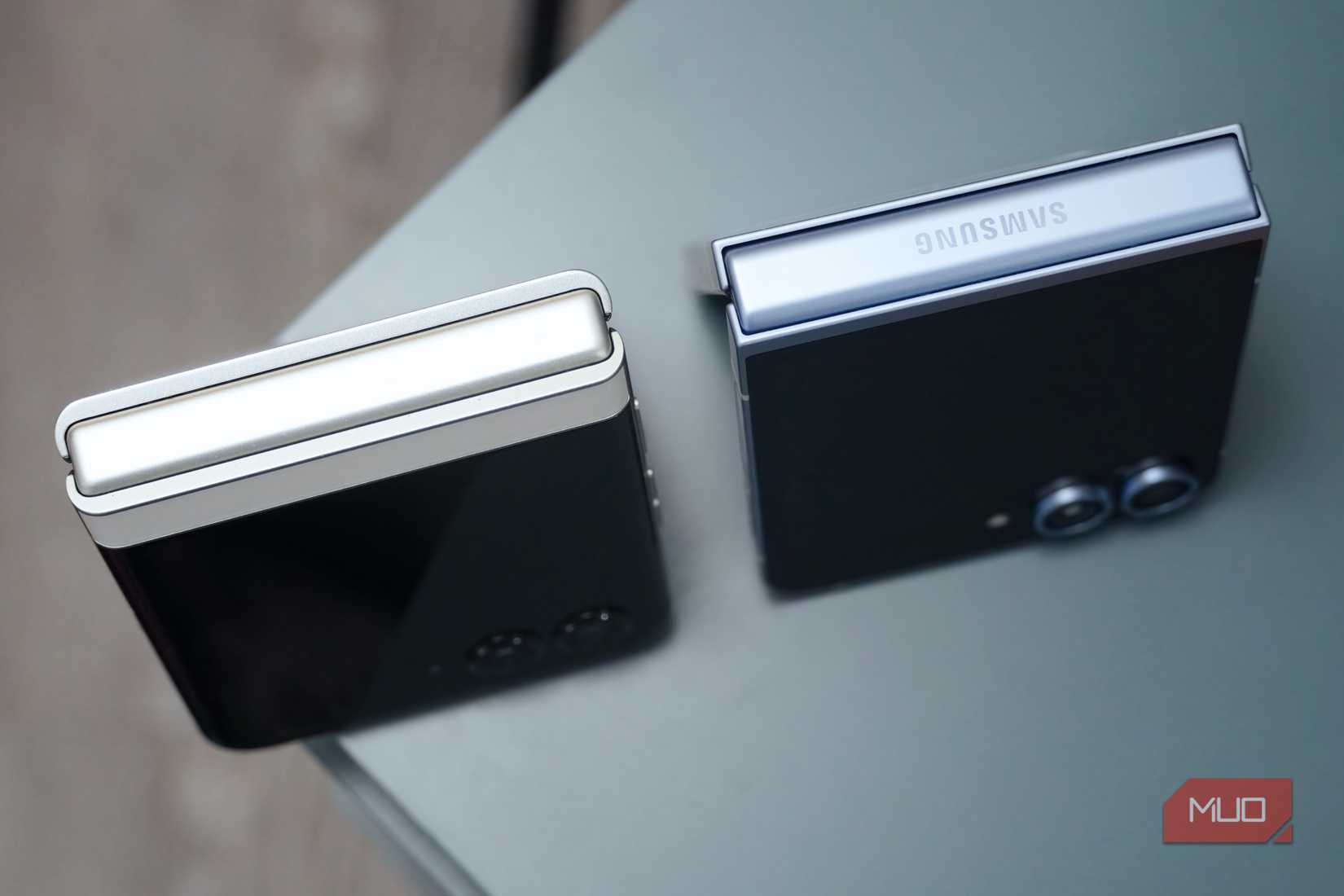 مقایسهٔ از بالا به پایین Samsung Galaxy Z Flip 6 و Motorola Razr 2025