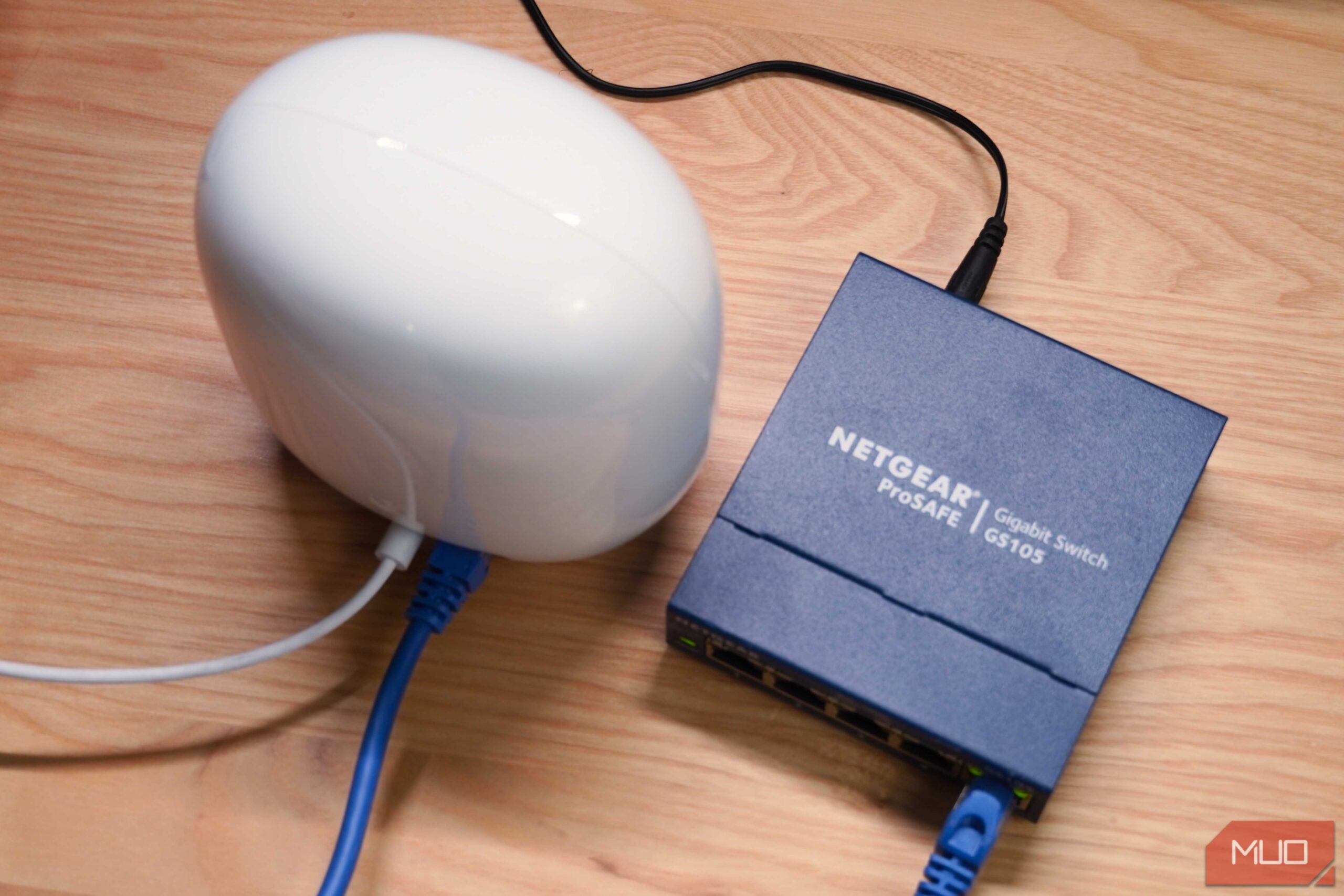 نمای بالای صفحه از Google Nest Wi‑Fi Pro متصل به سوئیچ شبکه بدون مدیریت.