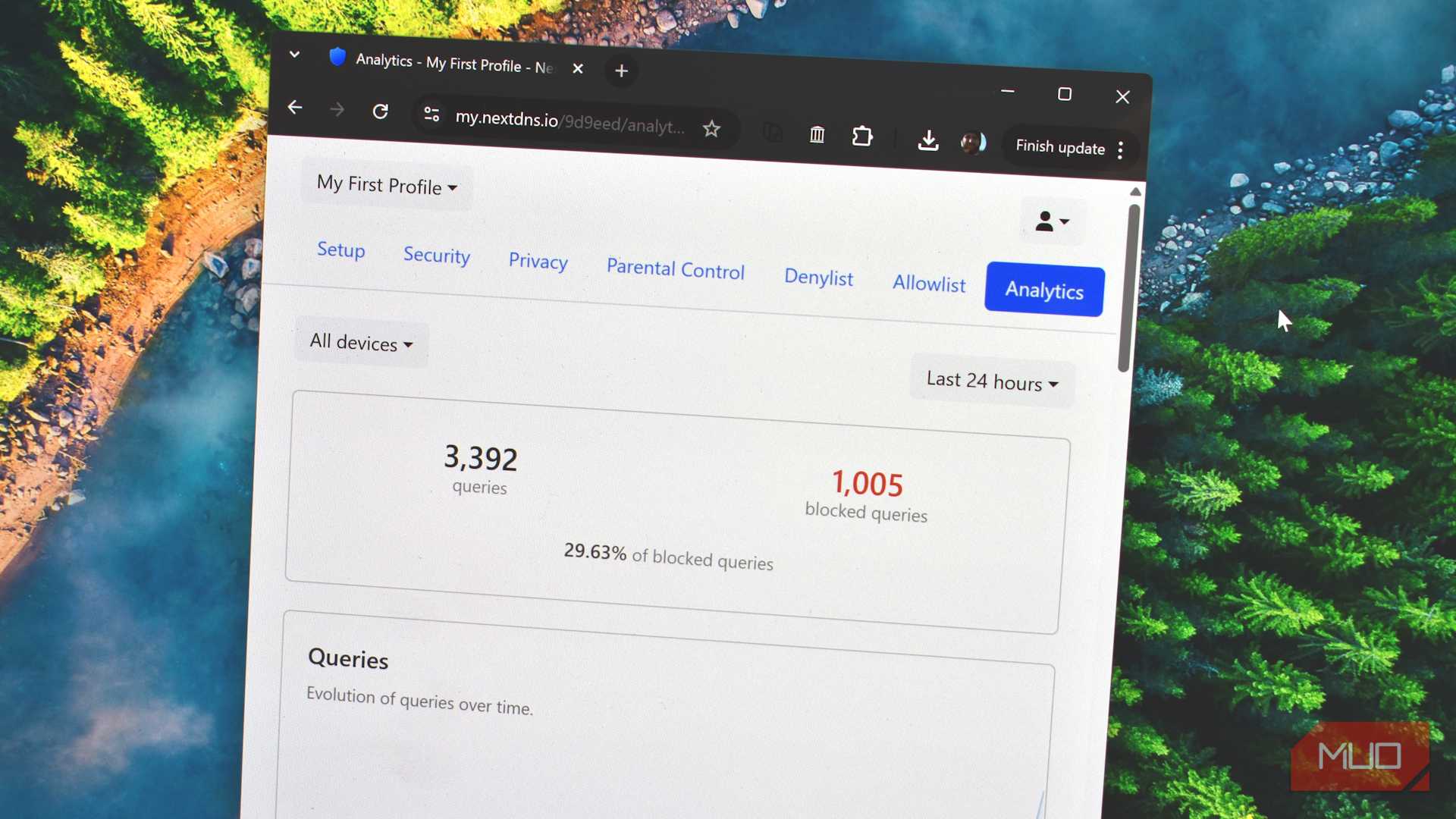 تحلیلهای NextDNS روی صفحهنمایش لپتاپ
