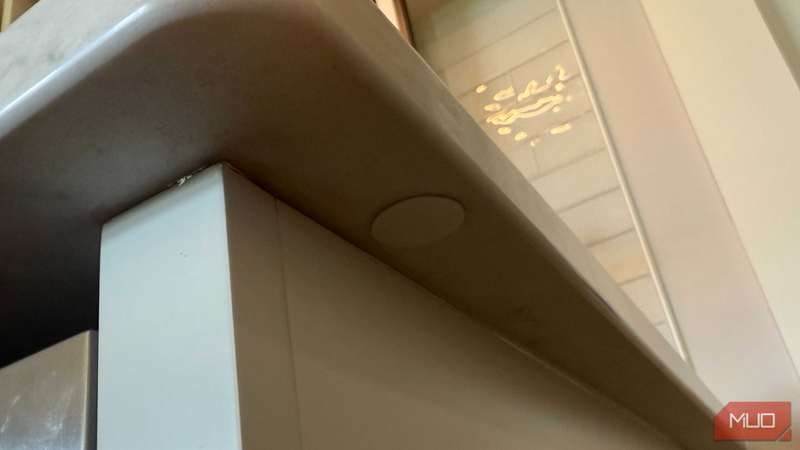 برچسب NFC سفید زیر پیشخوان آشپزخانه