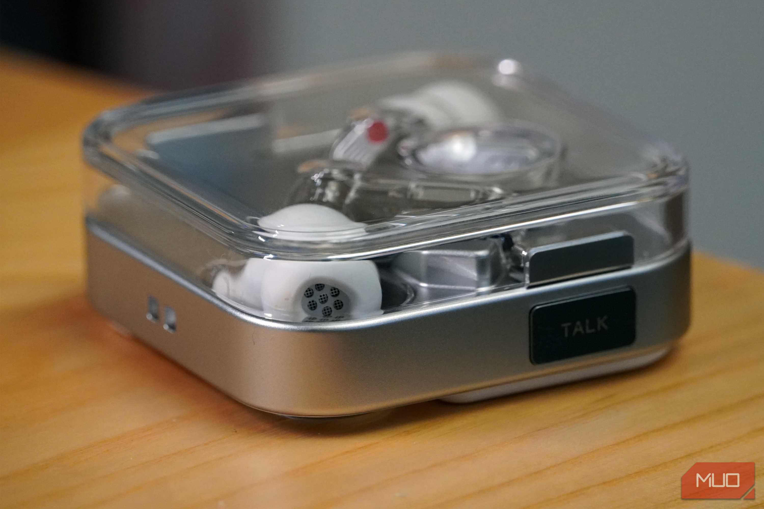 نمای از بالا بر روی Nothing Ear 3 در کیف شارژ