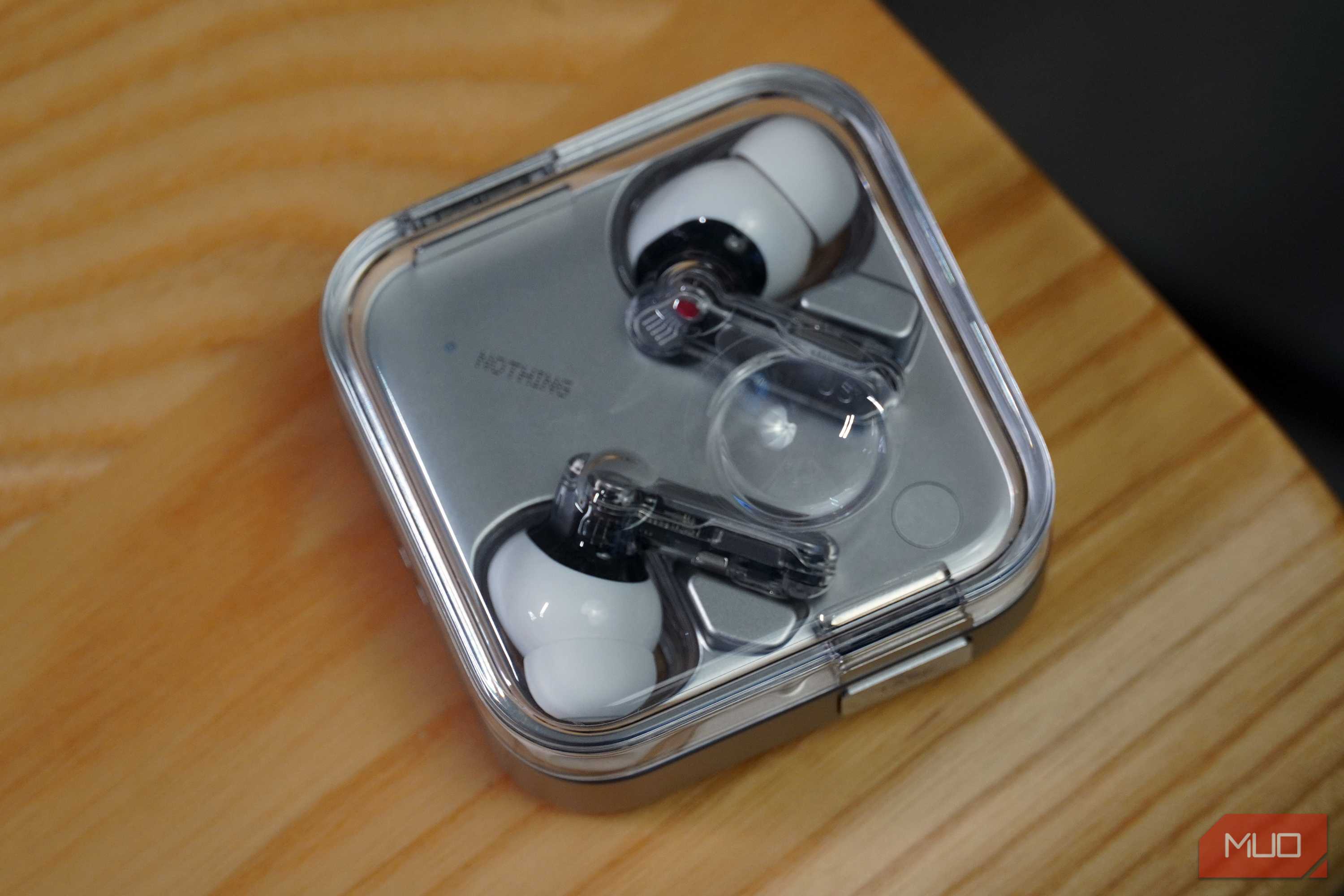 نمای از بالا بر روی Nothing Ear 3 در کیف شارژ