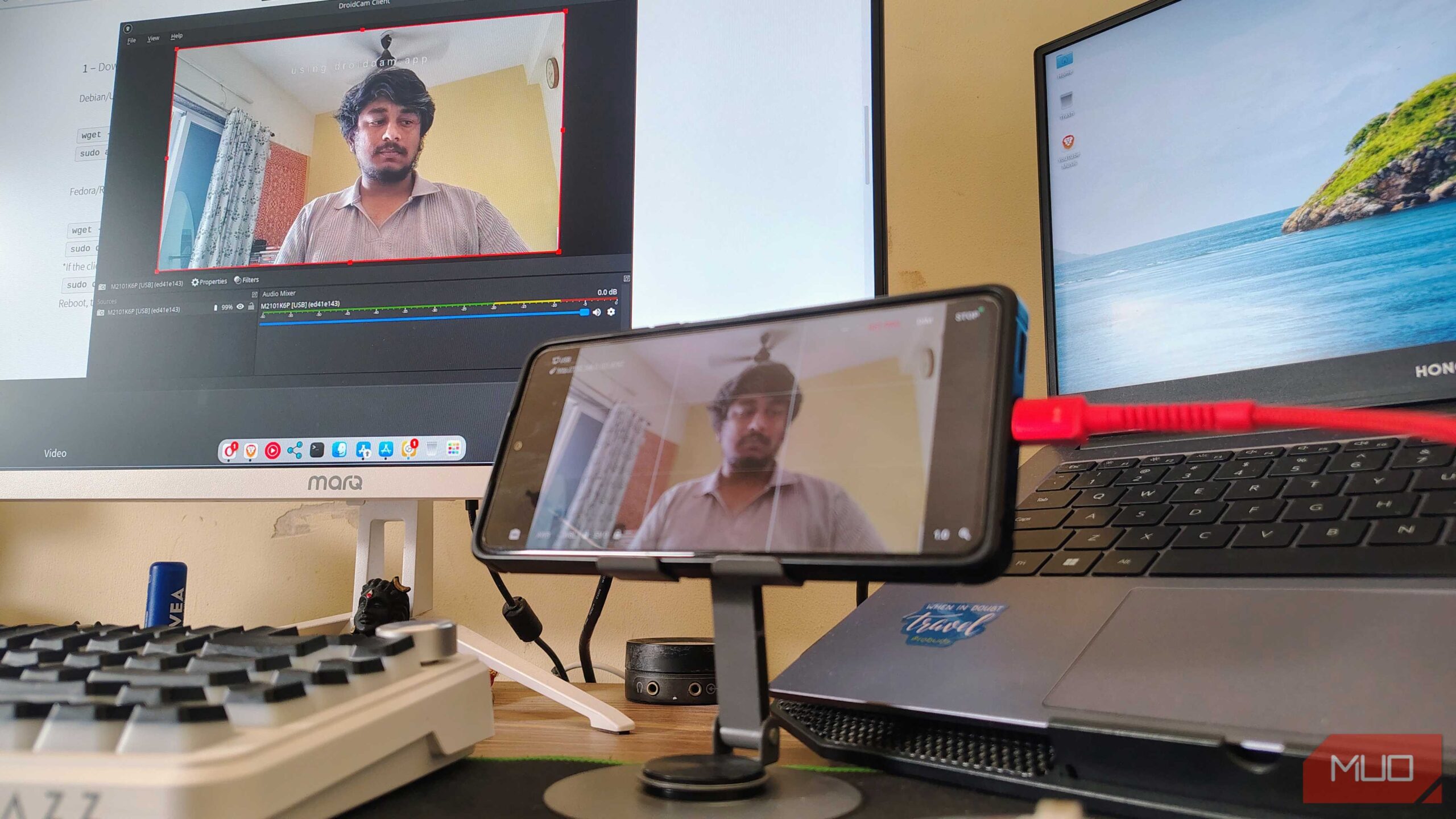 گوشی اندروید قدیمی که DroidCam را اجرا میکند تا دوربین را بهعنوان وبکم پخش کند