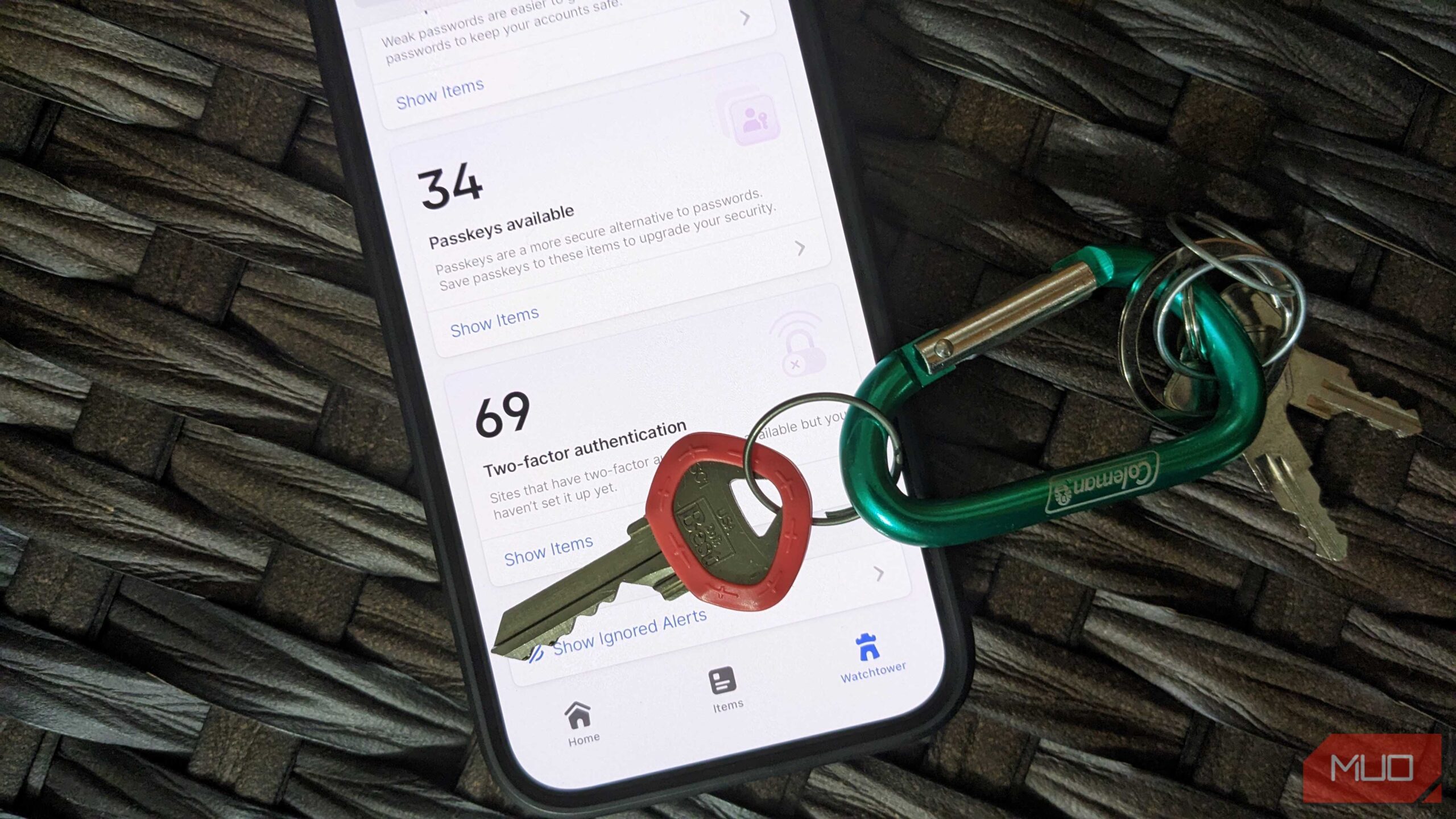 پیشنهاد کلیدهای عبور در برنامه 1Password بر روی آیفون با حلقه کلید نزدیک دستگاه.