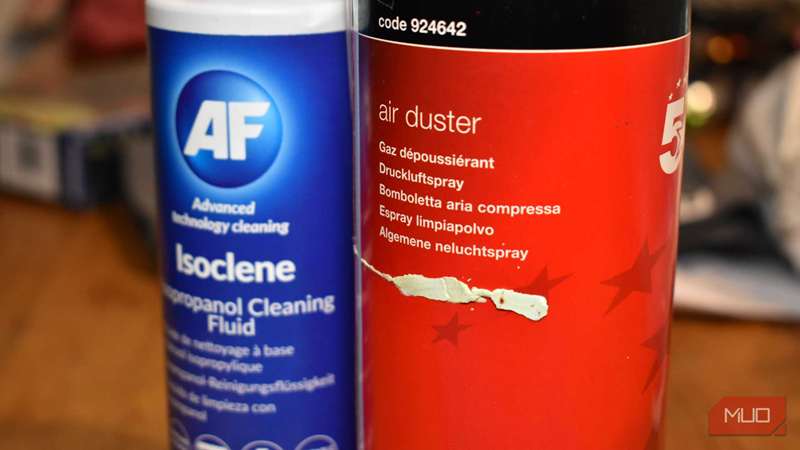 قطعات تمیز‌کننده سخت‌افزار کامپیوتر.