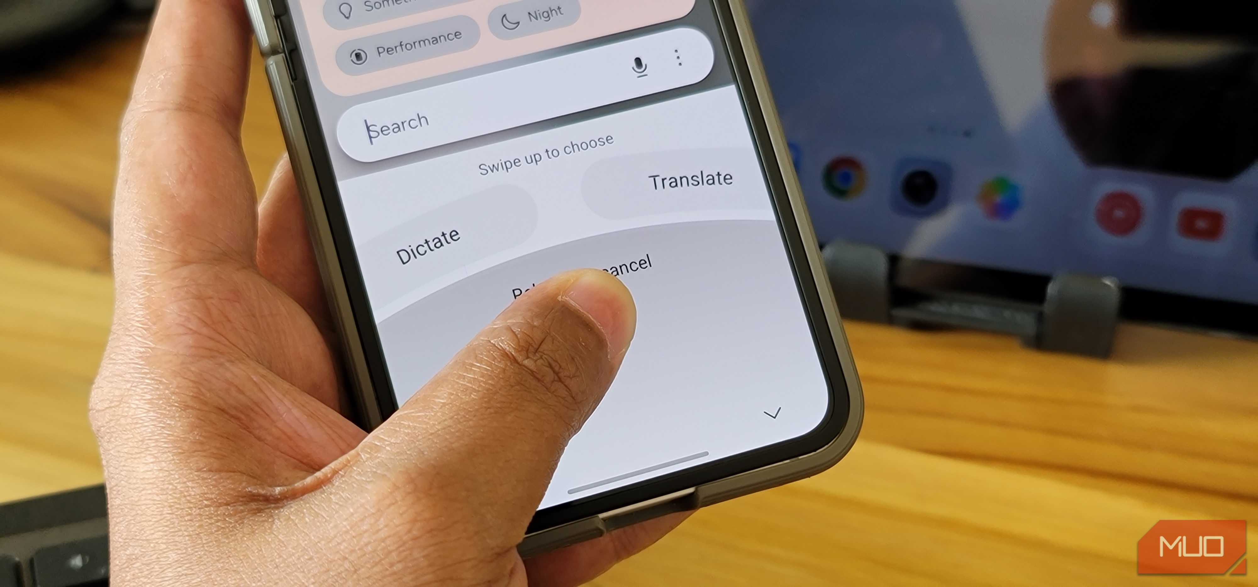 شخصی که Samsung Galaxy Z Flip 6 را در دست دارد و برنامه Typeless باز است