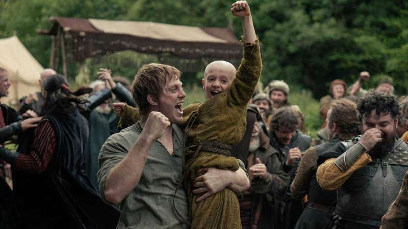 دَنک تخم‌مرغ را در شوالیه هفت قلمرو بلند می‌کند