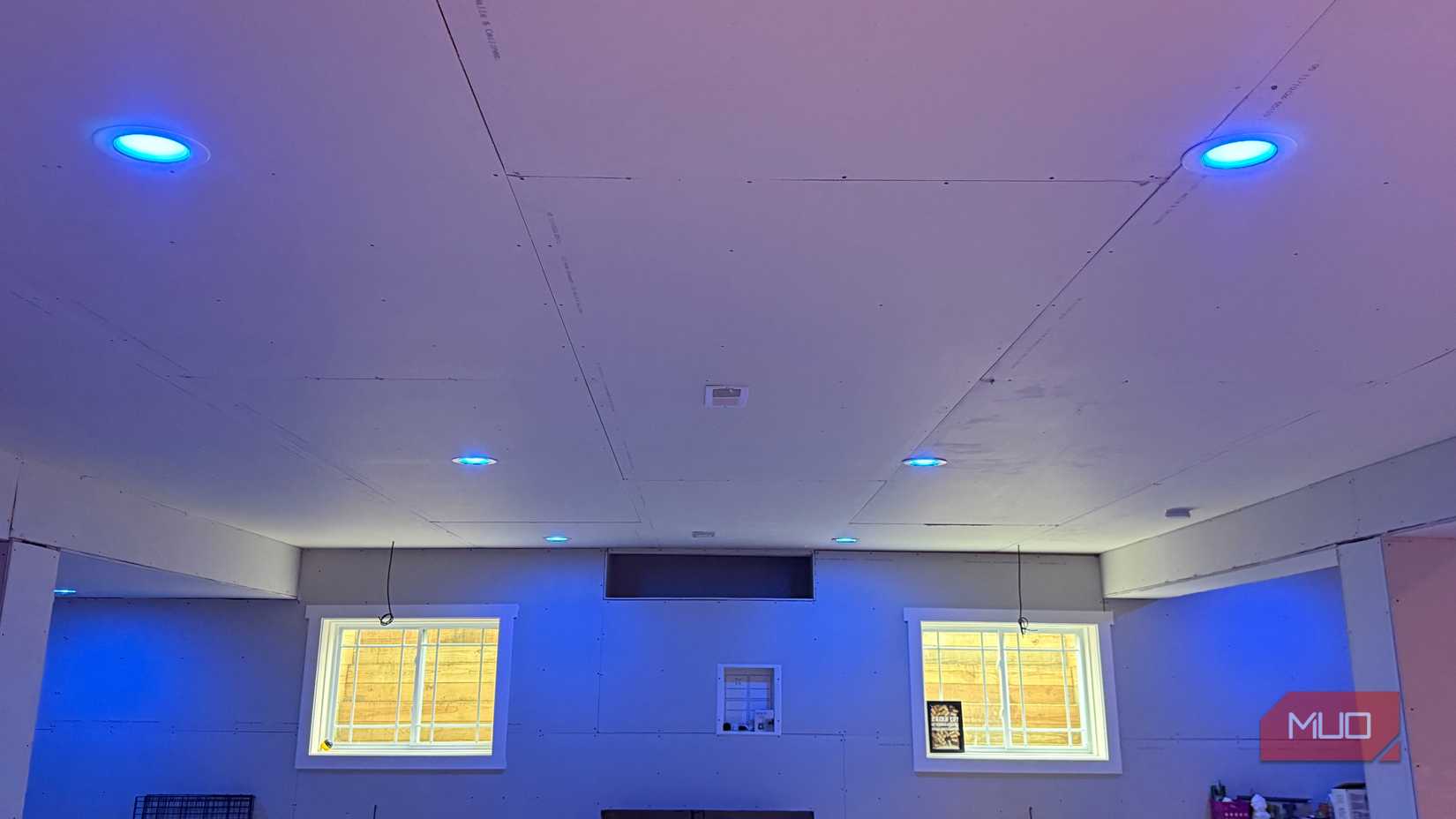 لامپ‌های فیلیپس هو با نور آبی در زیرزمین اتاق بزرگ