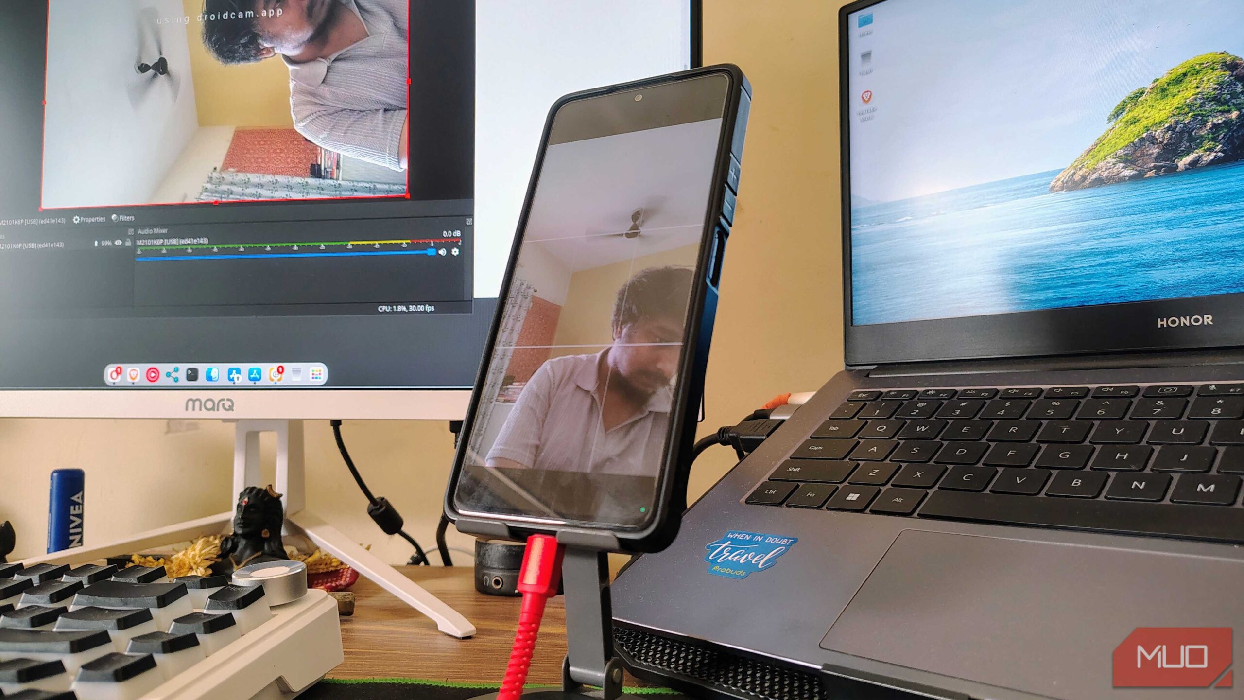 گوشی که میز را با پایه اضافی و کابلها شلوغ کرده است