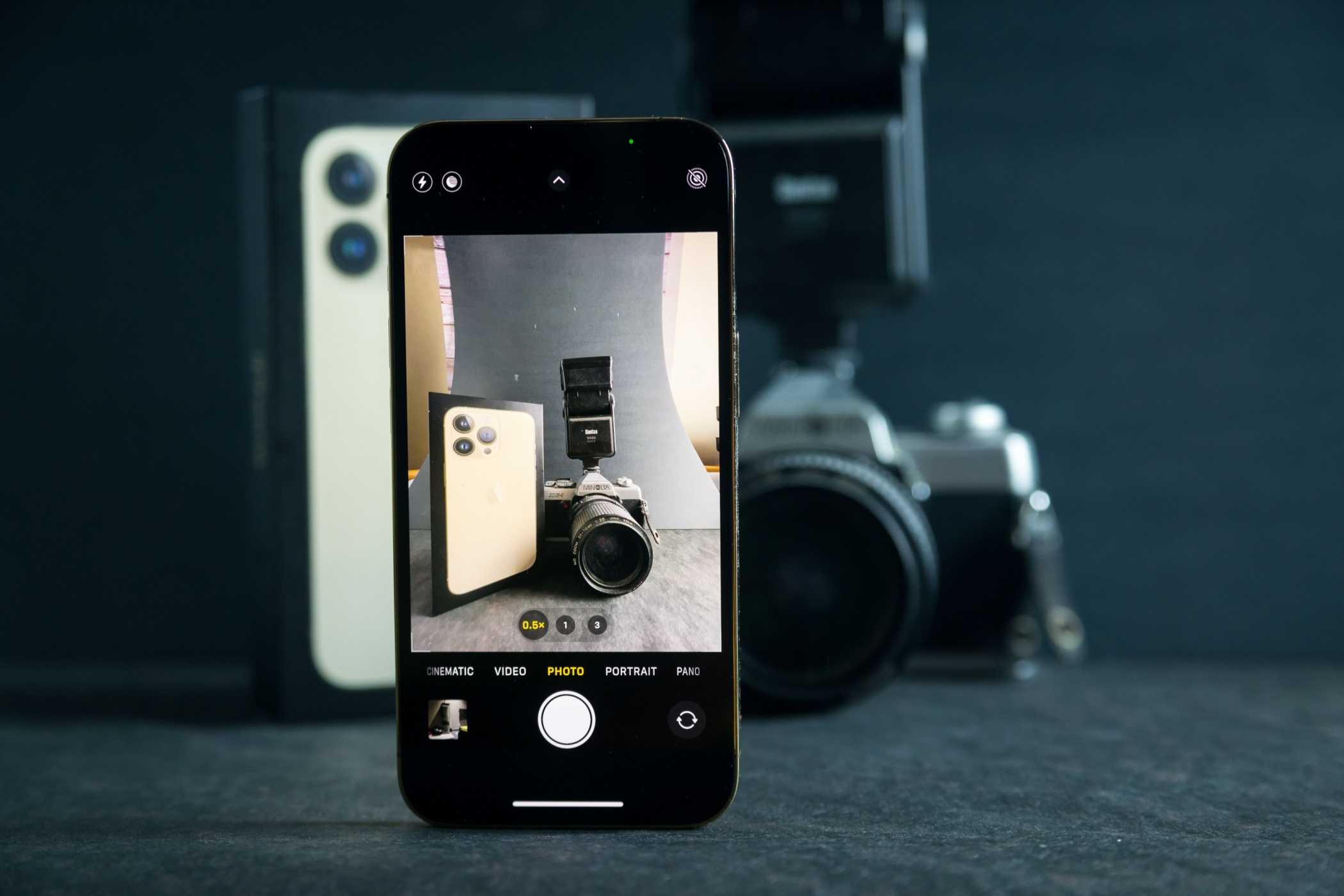 عکس آیفون 13 جدید با برنامه دوربین که عکاسی بدون آینه و جعبه رسمی آیفون 13