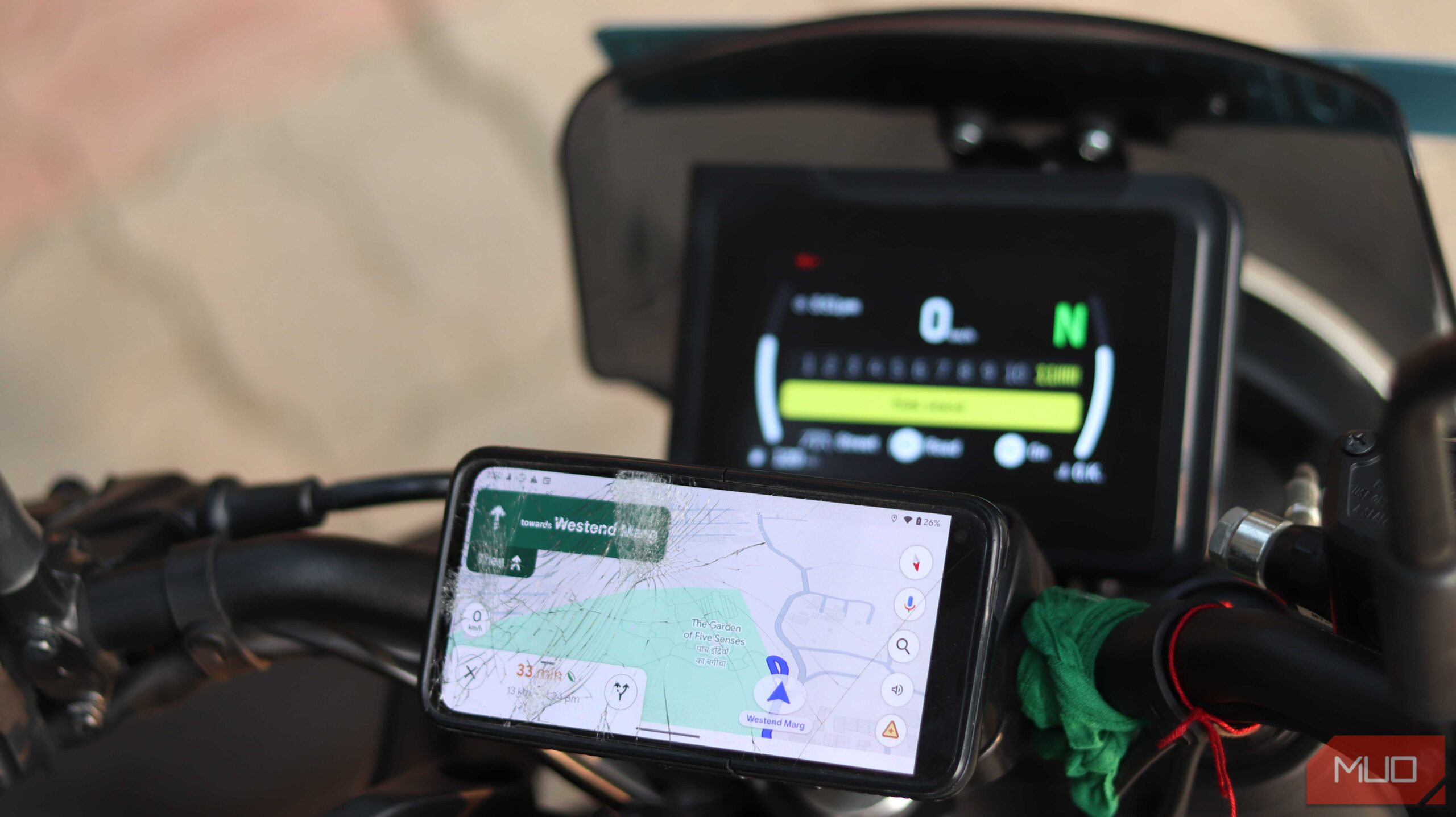 پیکسل 4a نصب شده بر روی دوچرخه با نقشه‌های گوگل باز