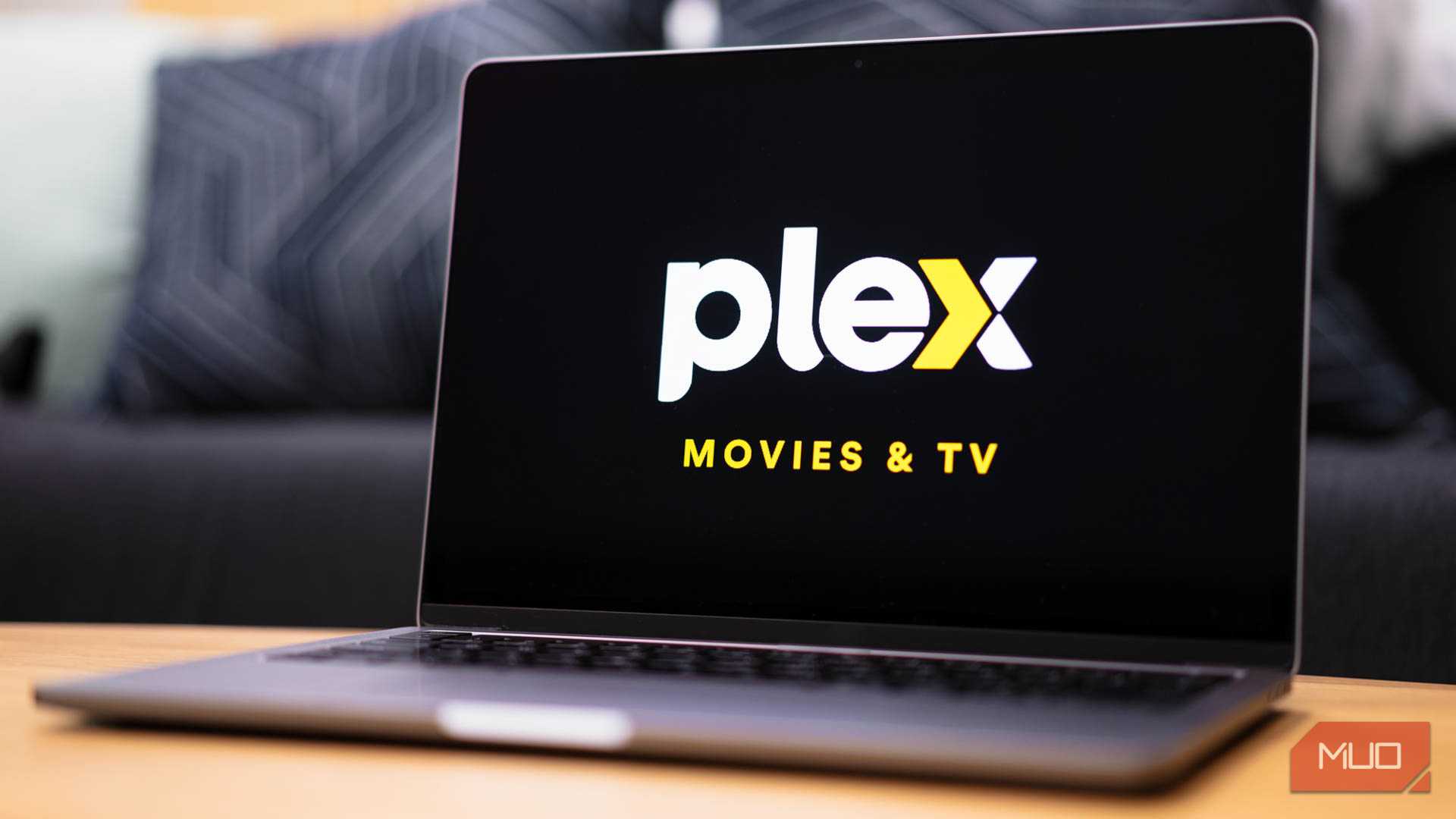 لوگوی Plex که بر روی صفحهنمایش لپتاپ نمایش داده شده است