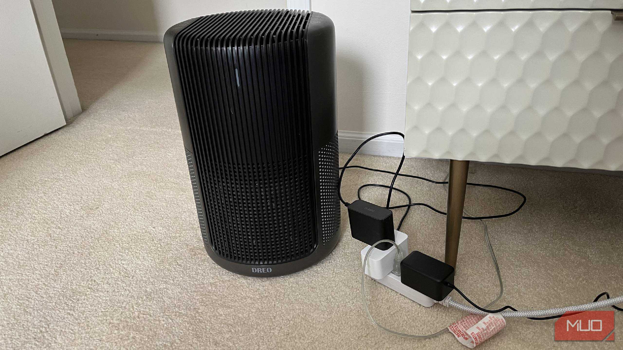 یک دستگاه تصفیه‌کننده هوا روی زمین که به سوکت هوشمند وصل شده