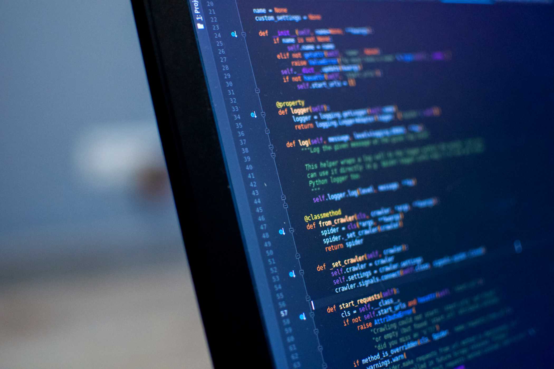 کد پایتون روی صفحه نمایش کامپیوتر.