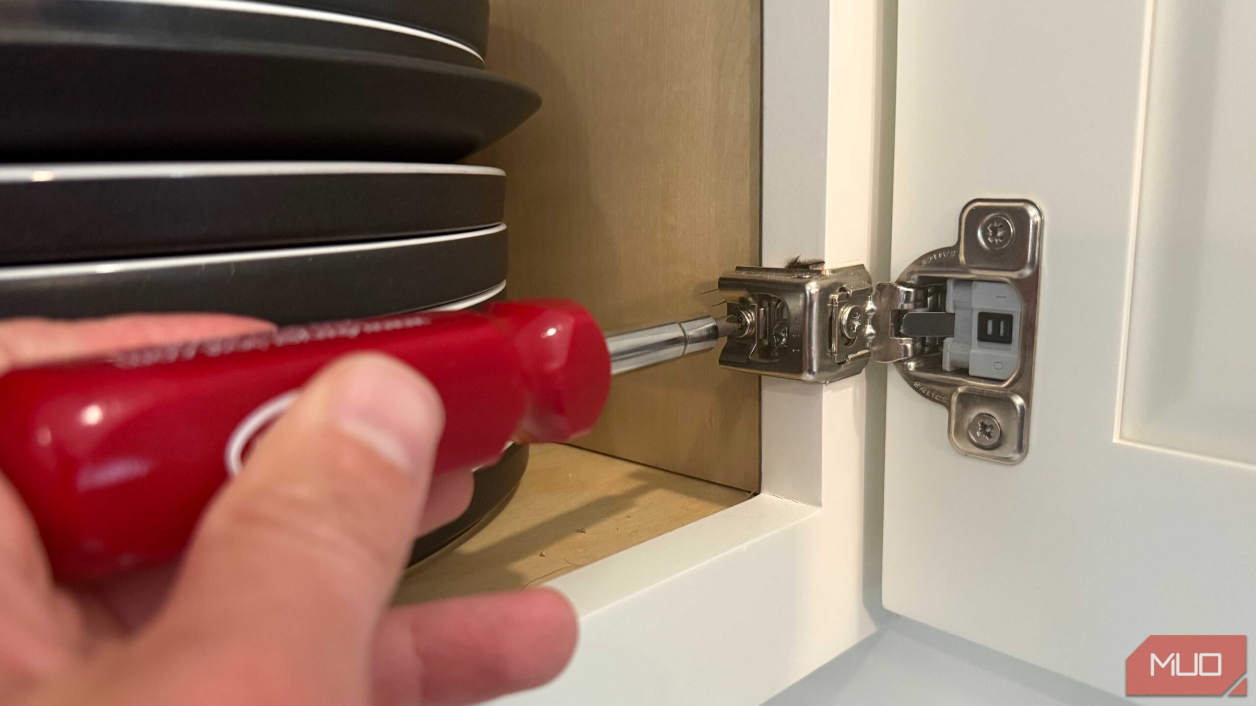 حذف لولاهای کابینت با دریل برقی