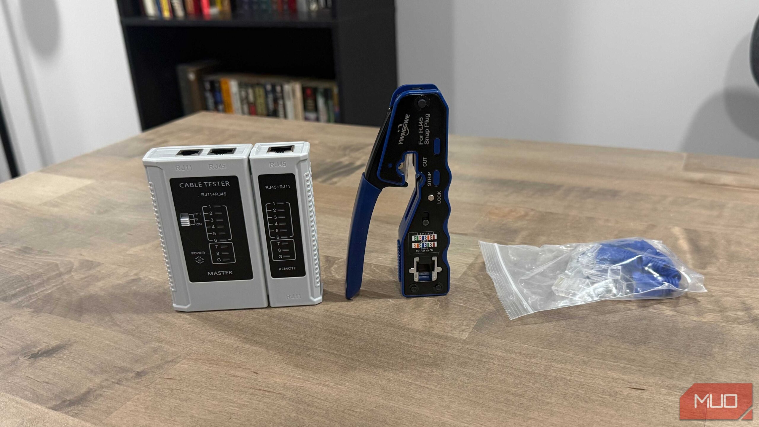 ابزار و تستر کروینک RJ45 روی میز