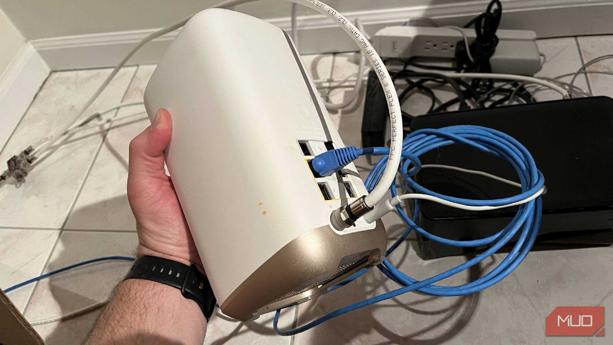 یک روتر وای‑فای در دست