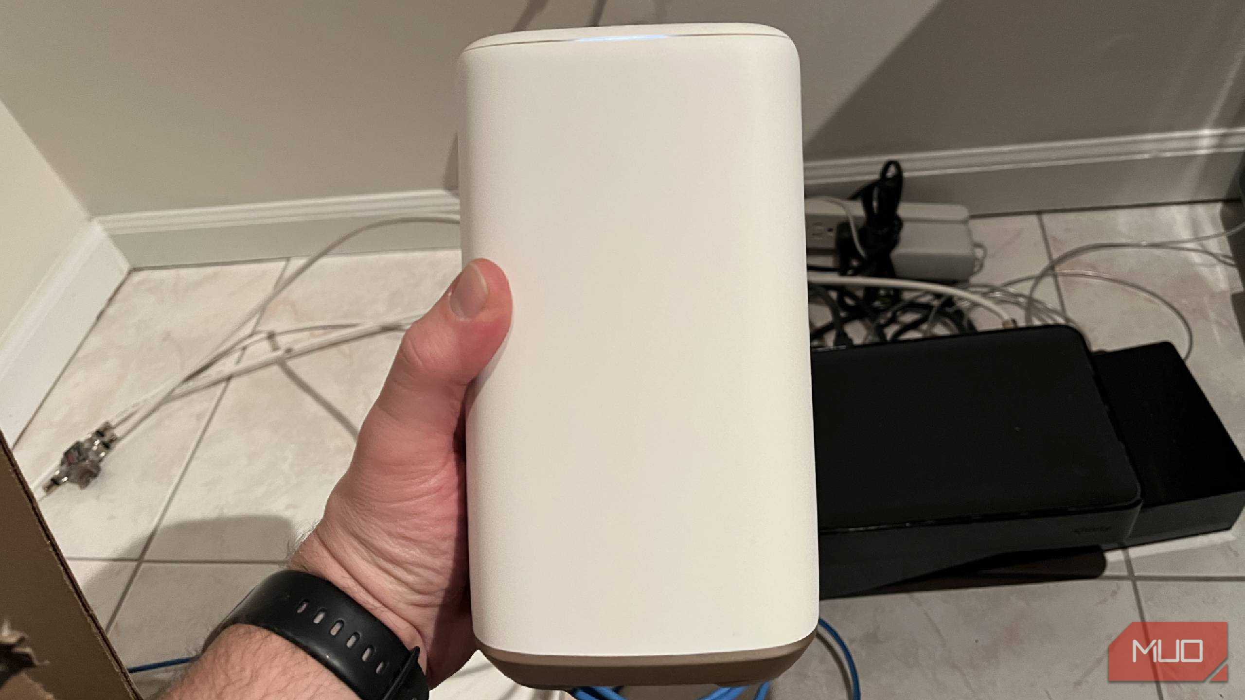 نمای جلوی روتر هنگام در دست داشتن